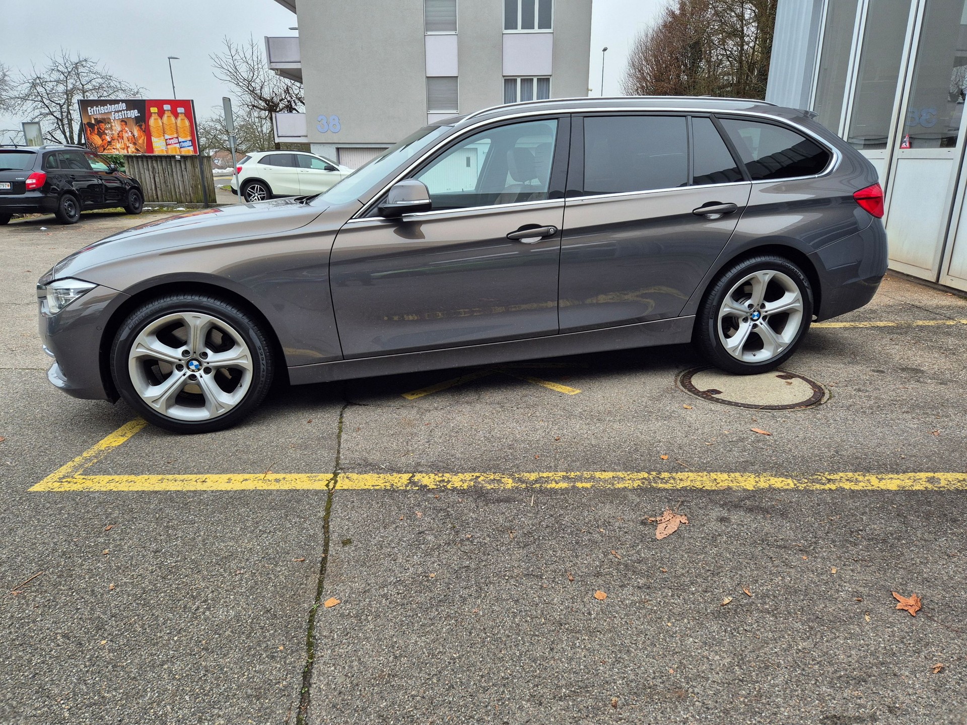 BMW 330i xDrive Touring Luxury Line Steptronic-image-2