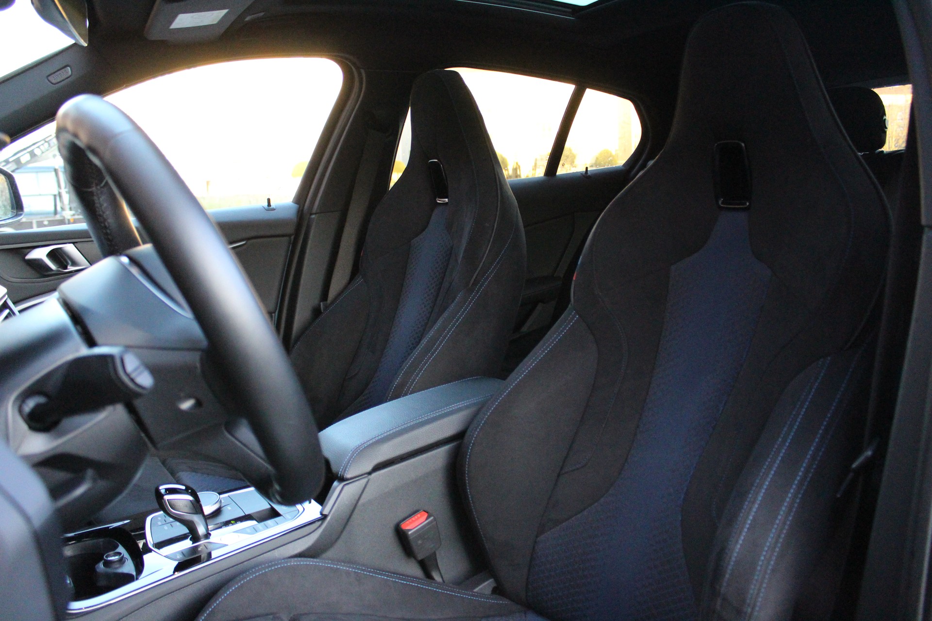 BMW 118i Pure M Sport Steptronic - "Jantes 19' * Toit Ouvrant * Harman & Kardon * Head-Up Display"-image-22