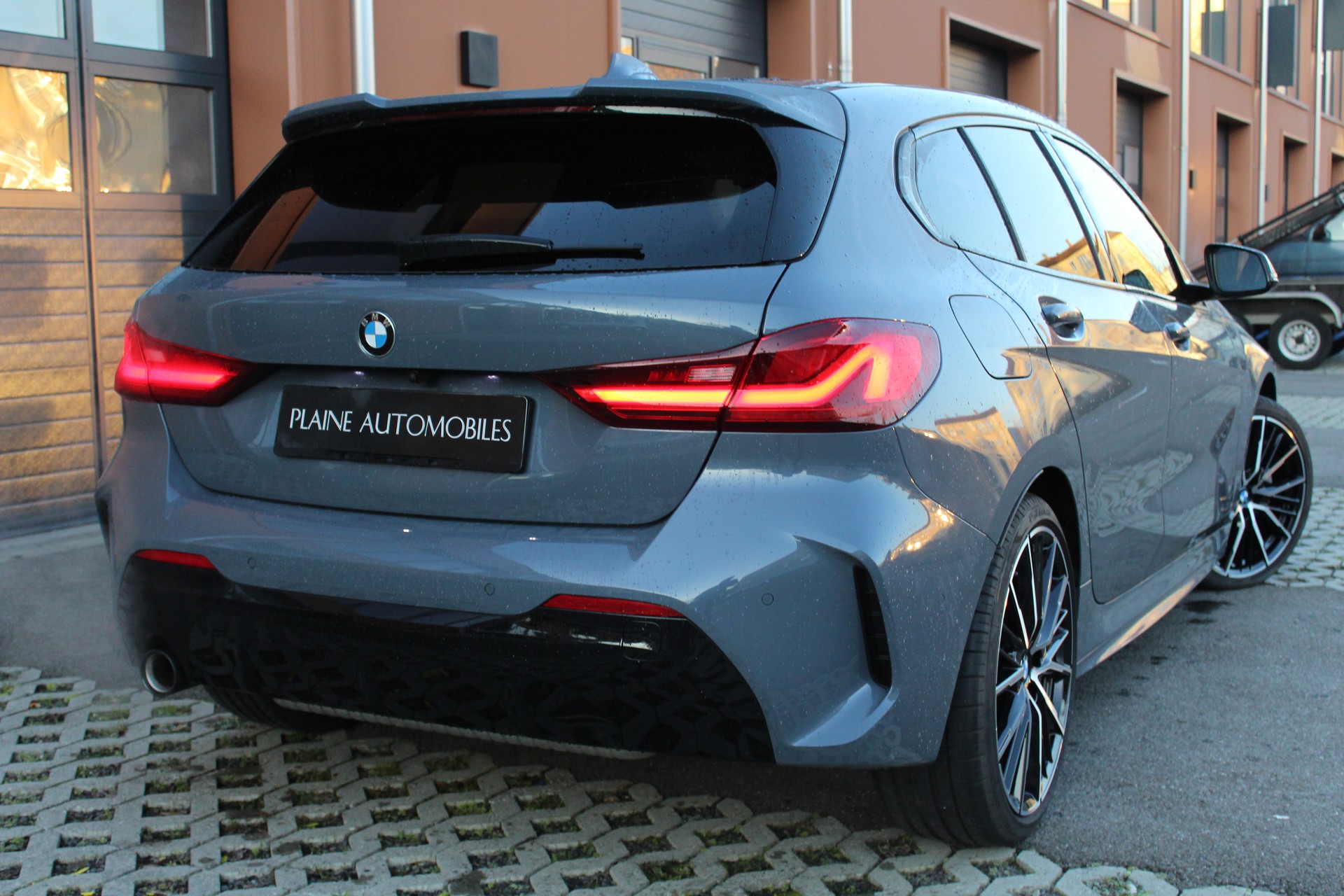 BMW 118i Pure M Sport Steptronic - "Jantes 19' * Toit Ouvrant * Harman & Kardon * Head-Up Display"-image-5