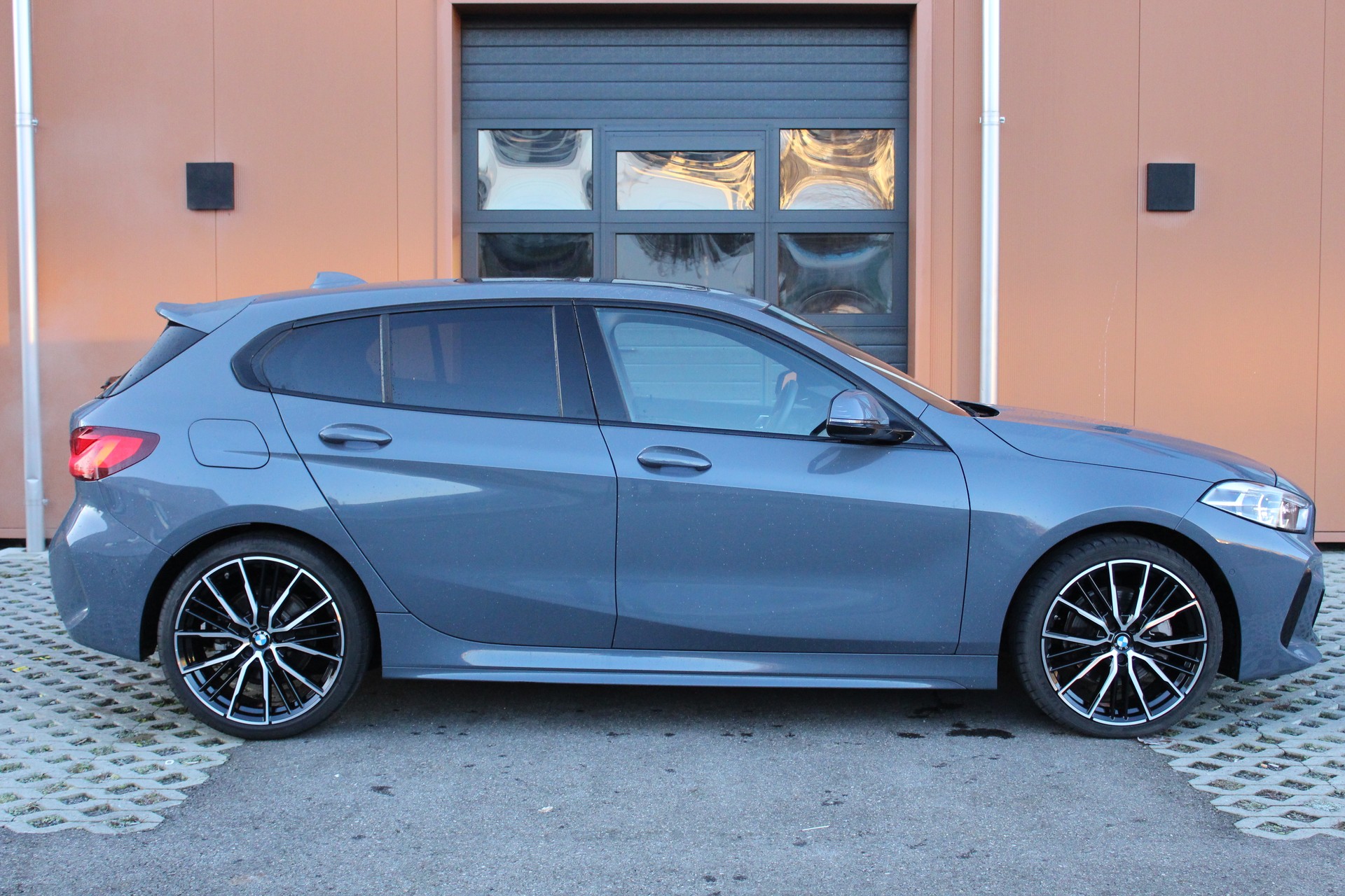 BMW 118i Pure M Sport Steptronic - "Jantes 19' * Toit Ouvrant * Harman & Kardon * Head-Up Display"-image-3