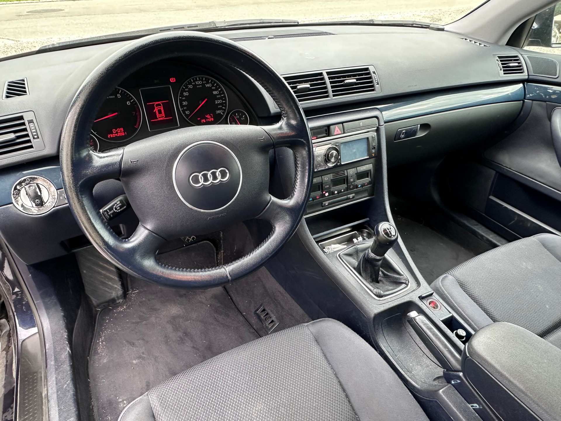 AUDI A4 Avant 2.0-image-9