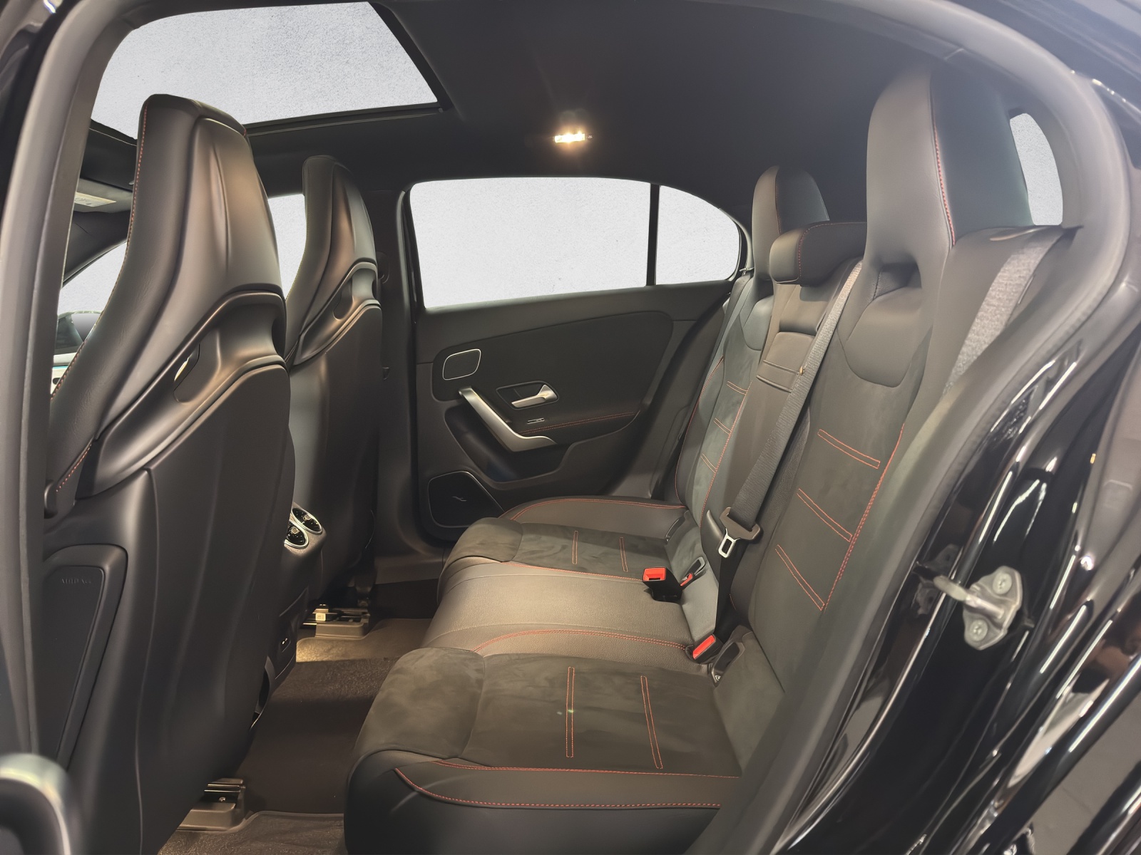 MERCEDES-BENZ A 35 AMG 4Matic-image-13