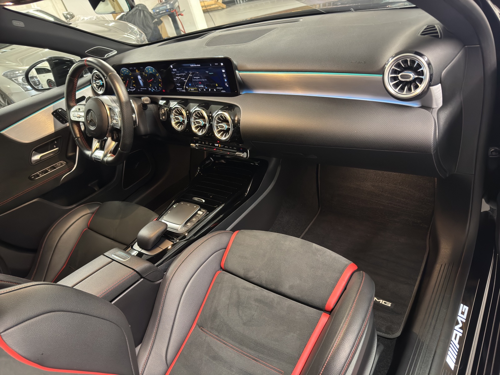 MERCEDES-BENZ A 35 AMG 4Matic-image-11
