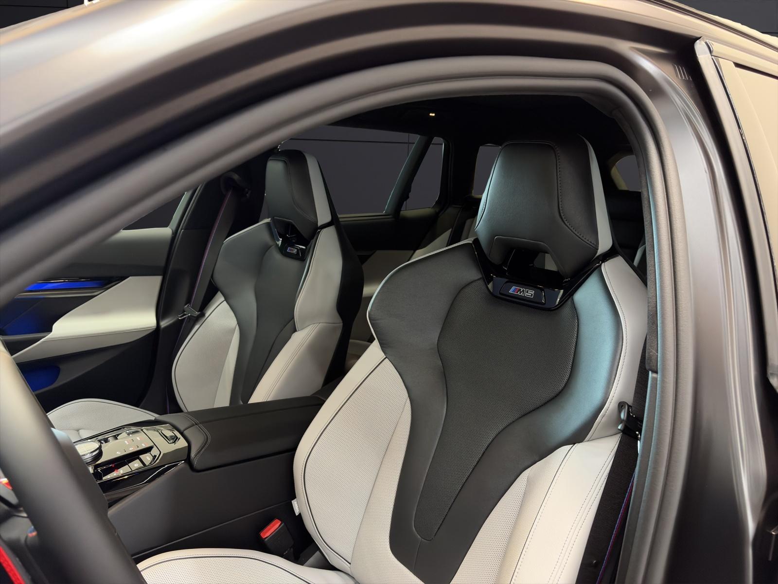 BMW M5 xDrive Touring-image-14