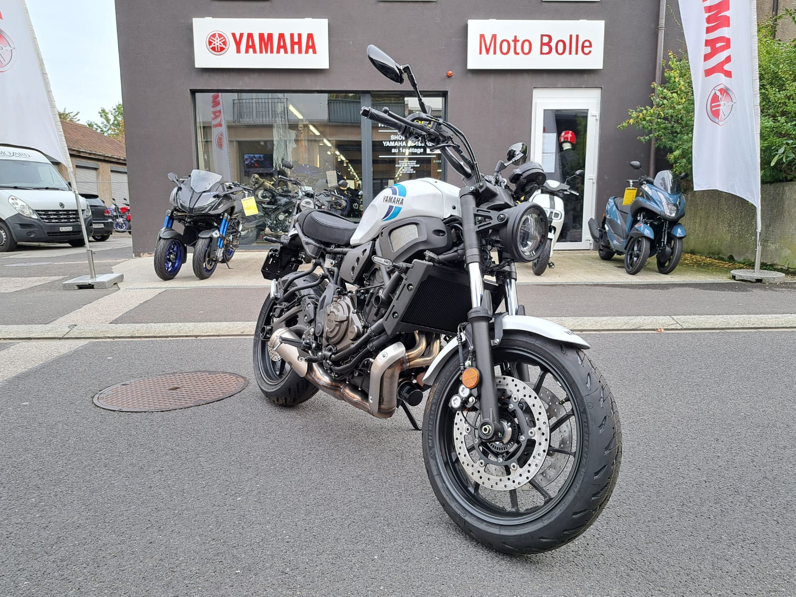 YAMAHA XSR 700-showroom-element-1