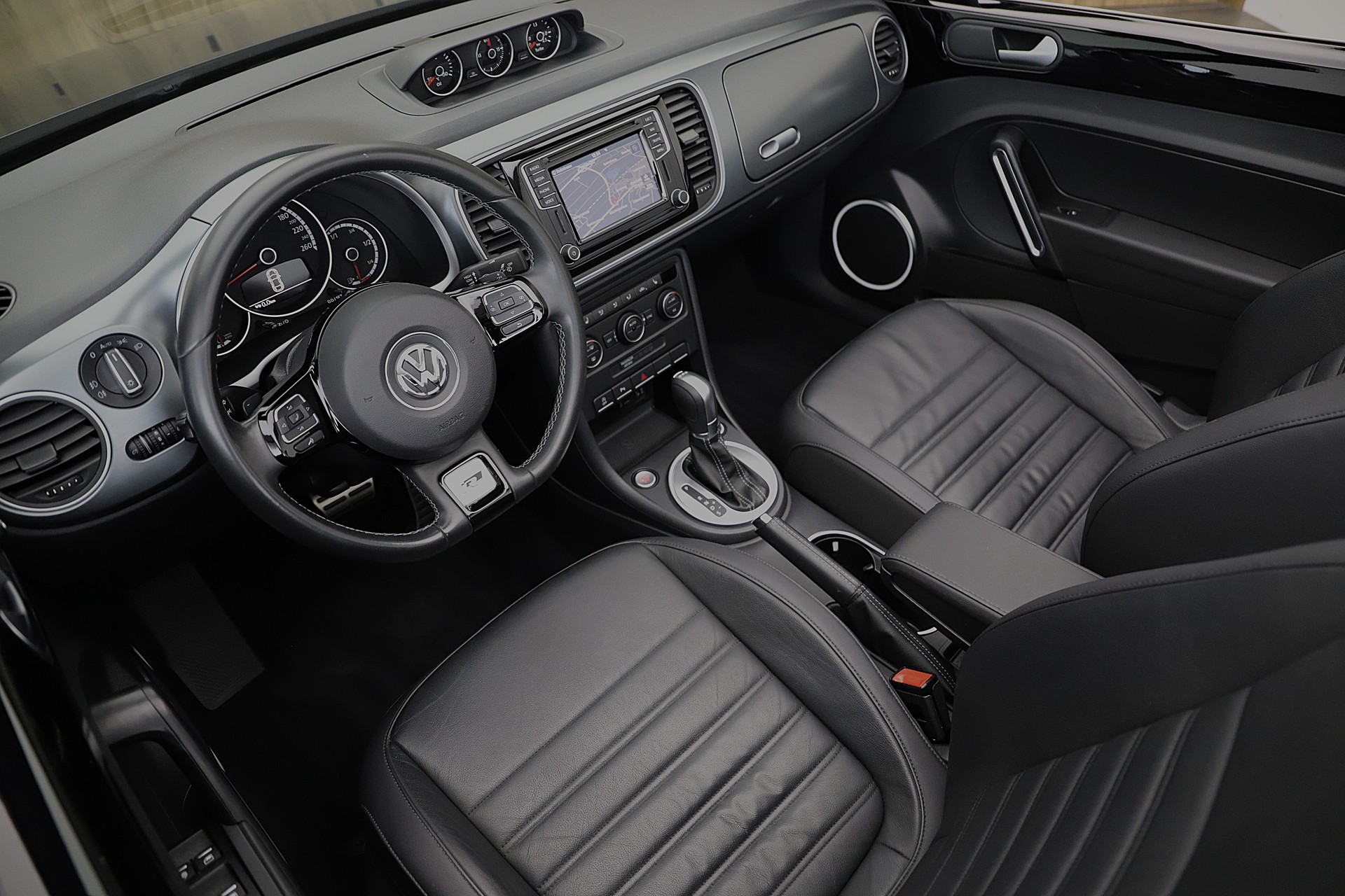 VW Beetle Cabrio 2.0 TSI BMT R-Line Sport DSG-image-6