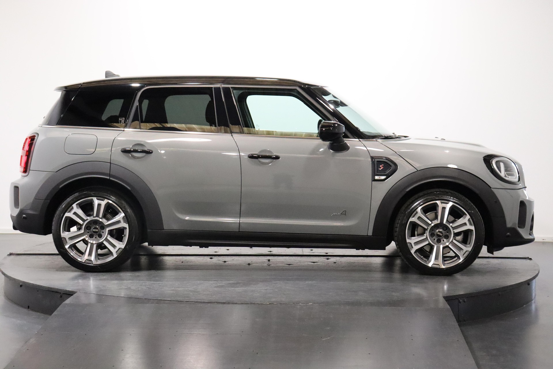 MINI Countryman F60 2.0i Cooper S SAG ALL4-image-2