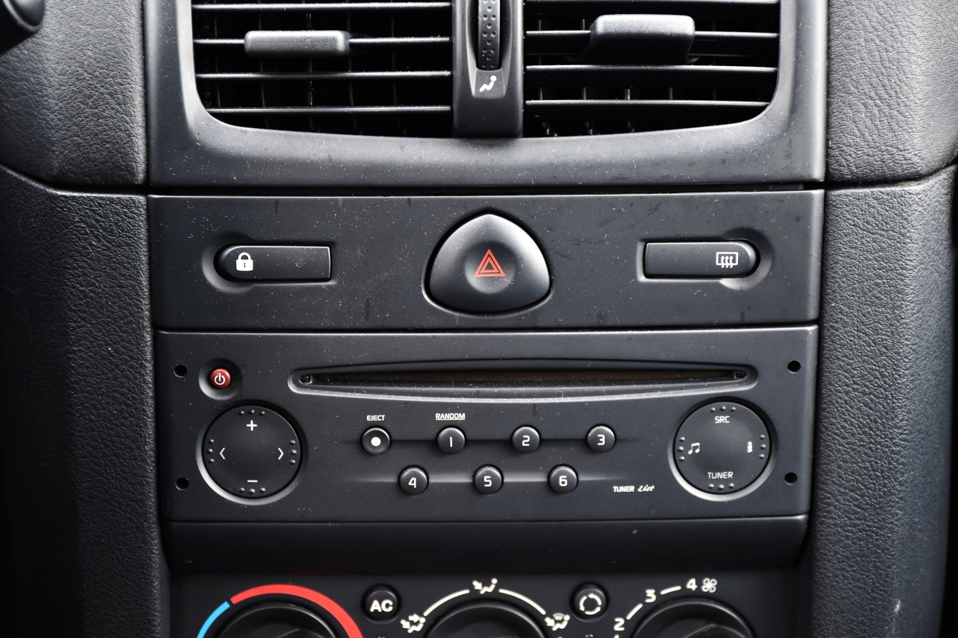 RENAULT Clio 1.4 16V Extrême-image-9