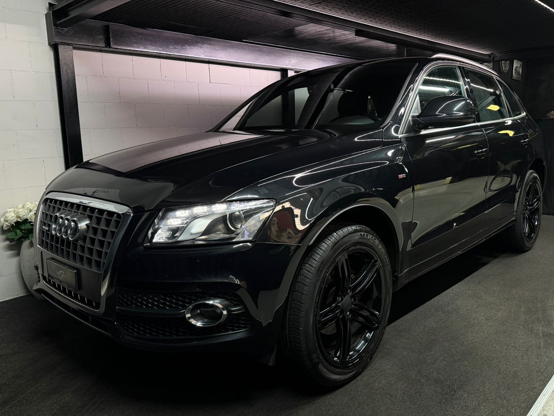 AUDI Q5 2.0 TDI quattro S-tronic S-Line / All Black-image-1