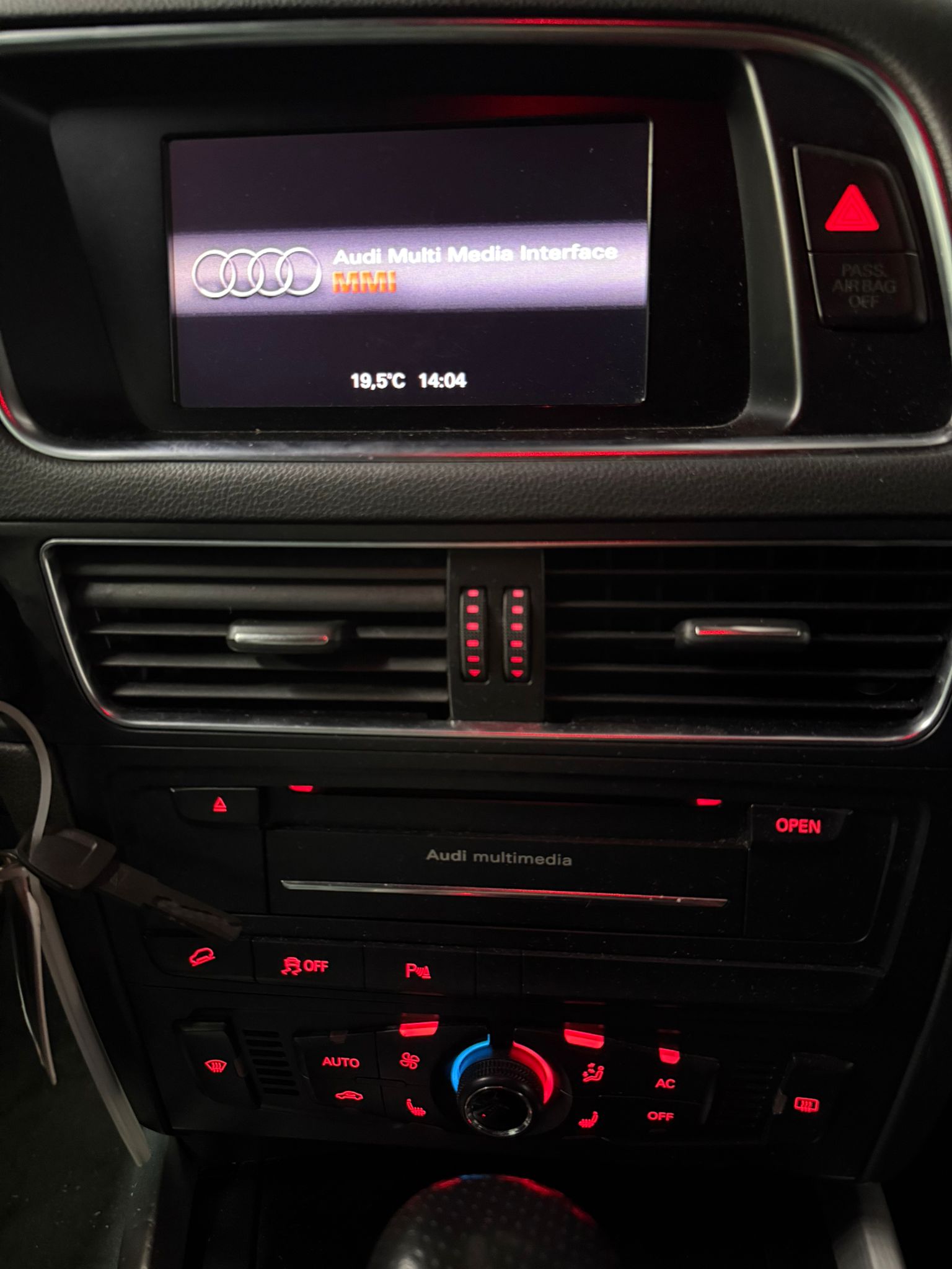 AUDI Q5 2.0 TDI quattro S-tronic S-Line / All Black-image-15