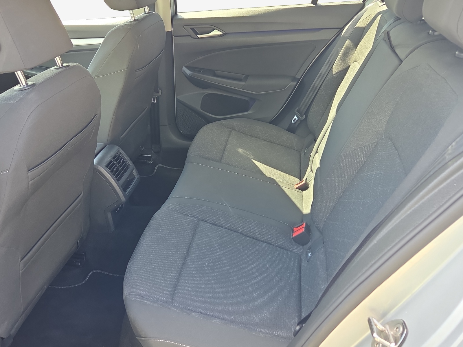 VW Golf 2.0 TDI Life DSG 4Motion-image-11