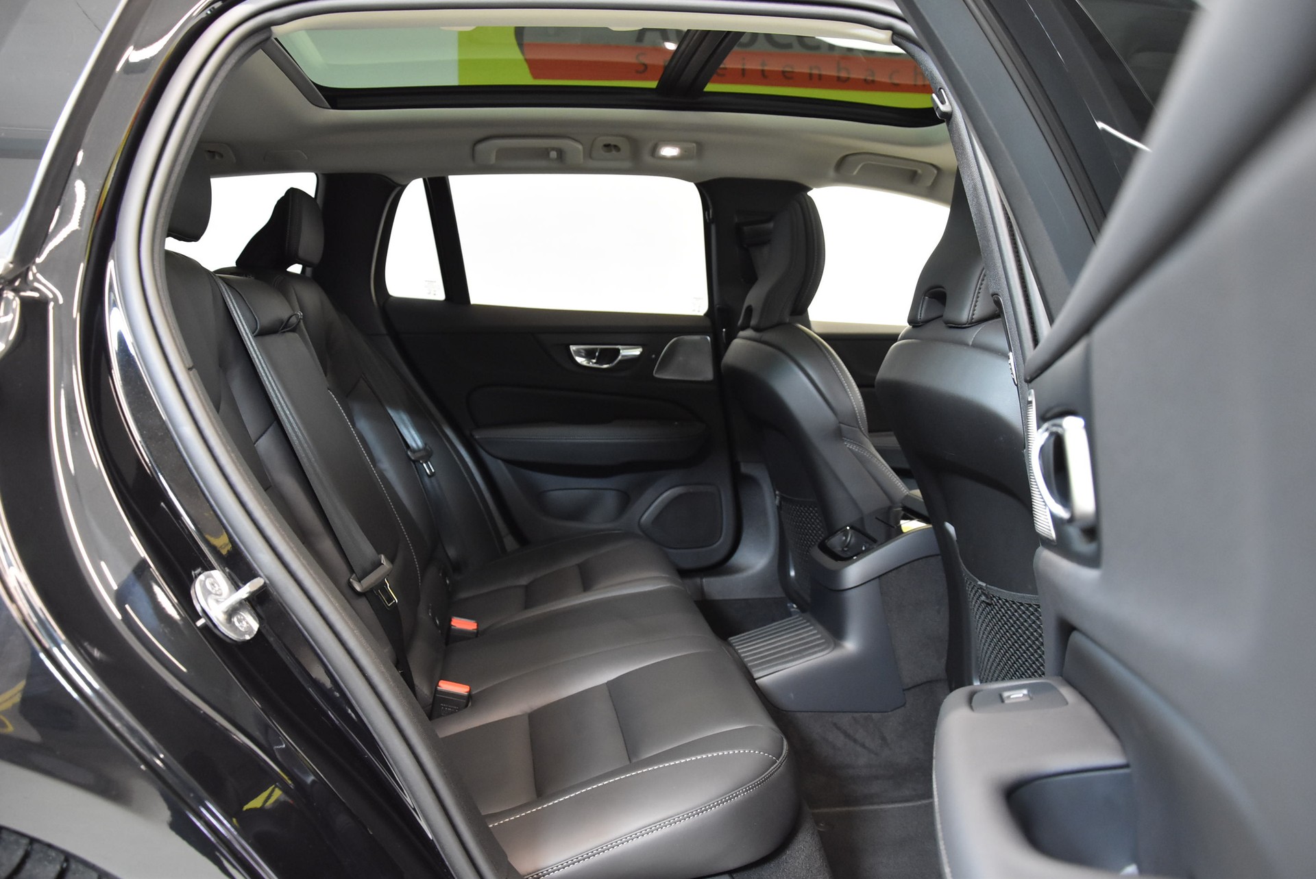 VOLVO V60 T6 eAWD Plug in Hybrid Ultra Bright Geartronic-image-6