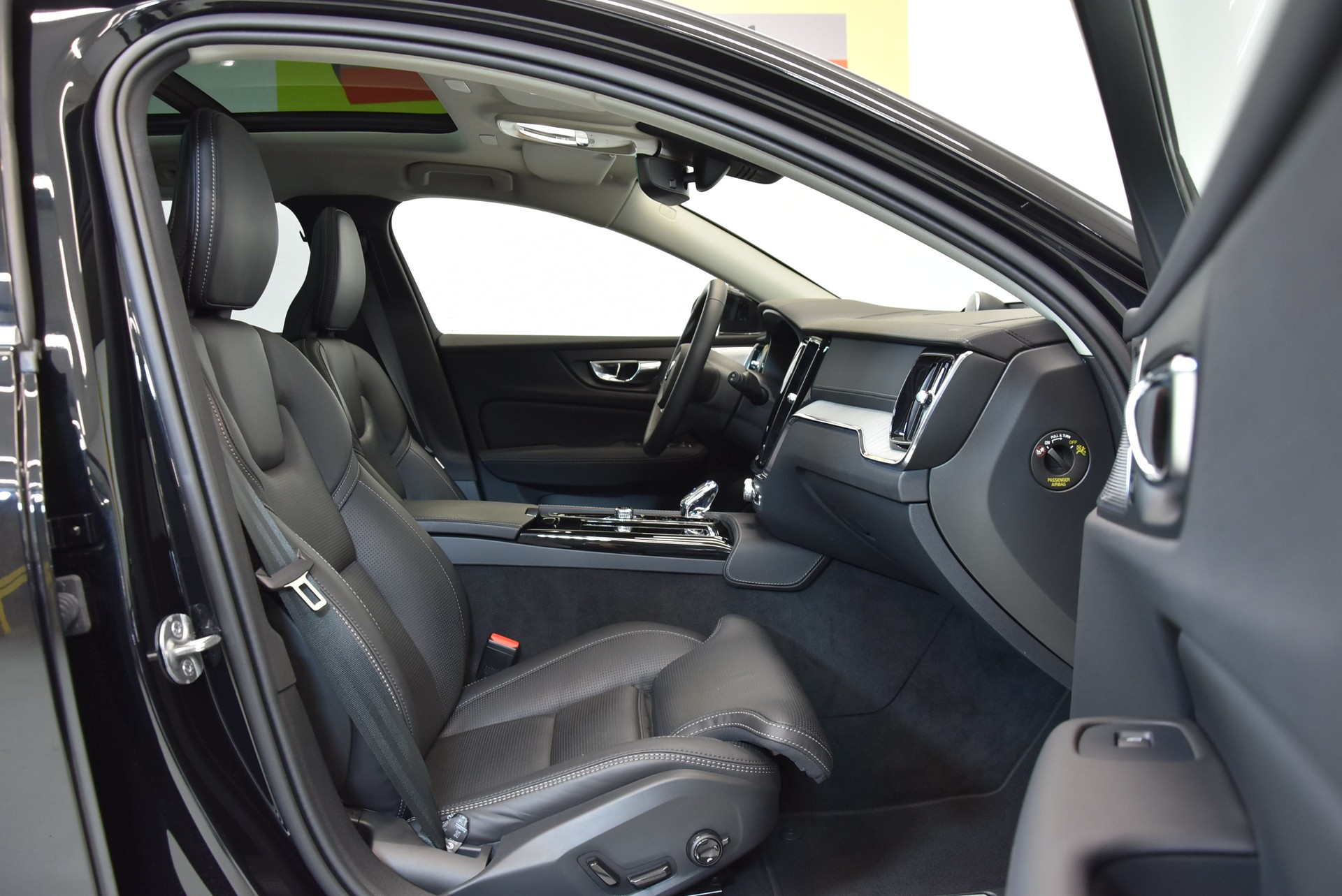 VOLVO V60 T6 eAWD Plug in Hybrid Ultra Bright Geartronic-image-3