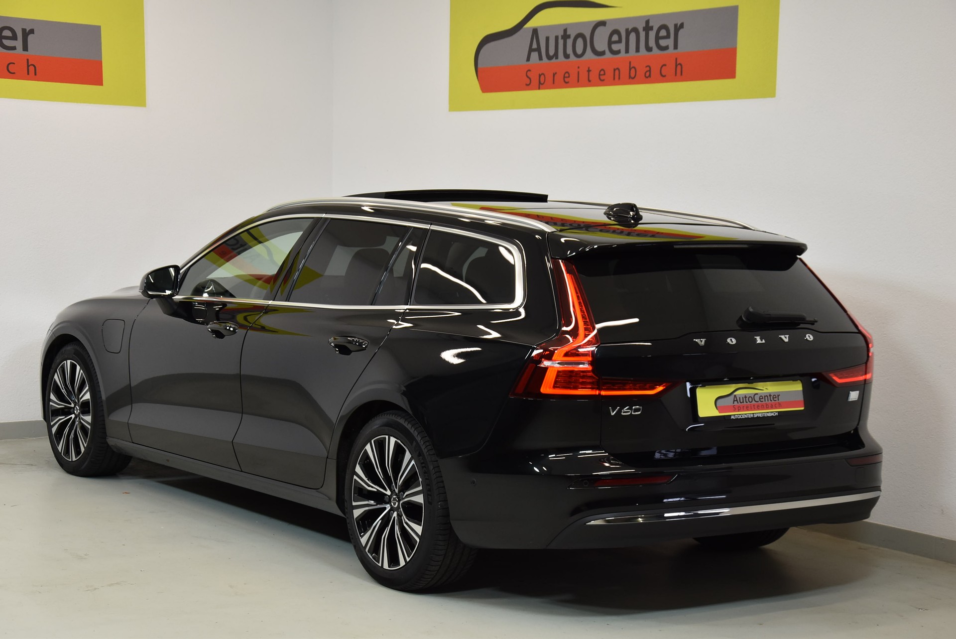 VOLVO V60 T6 eAWD Plug in Hybrid Ultra Bright Geartronic-image-12