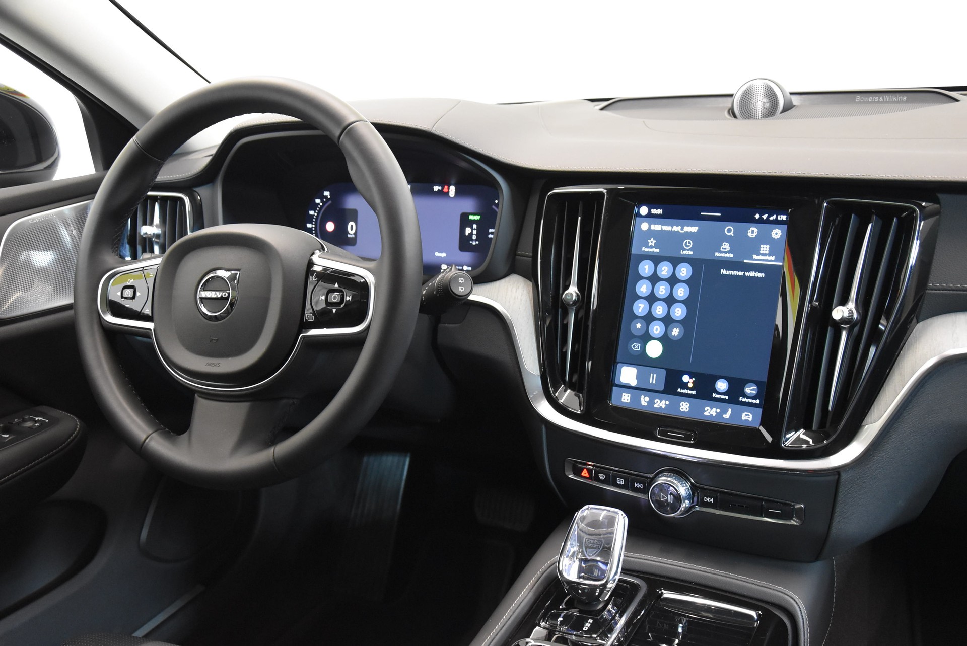 VOLVO V60 T6 eAWD Plug in Hybrid Ultra Bright Geartronic-image-4
