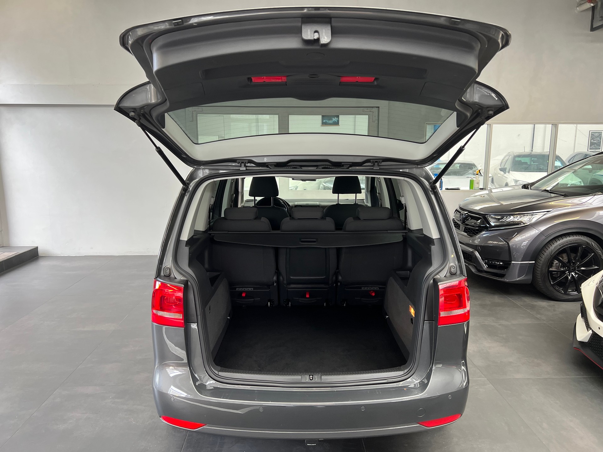 VW Touran 2.0 TDI Highline DSG-image-9