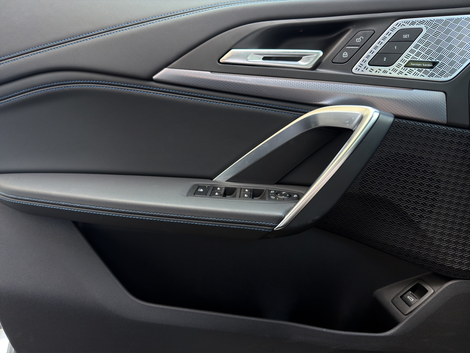 BMW iX1 30 xDrive-image-20
