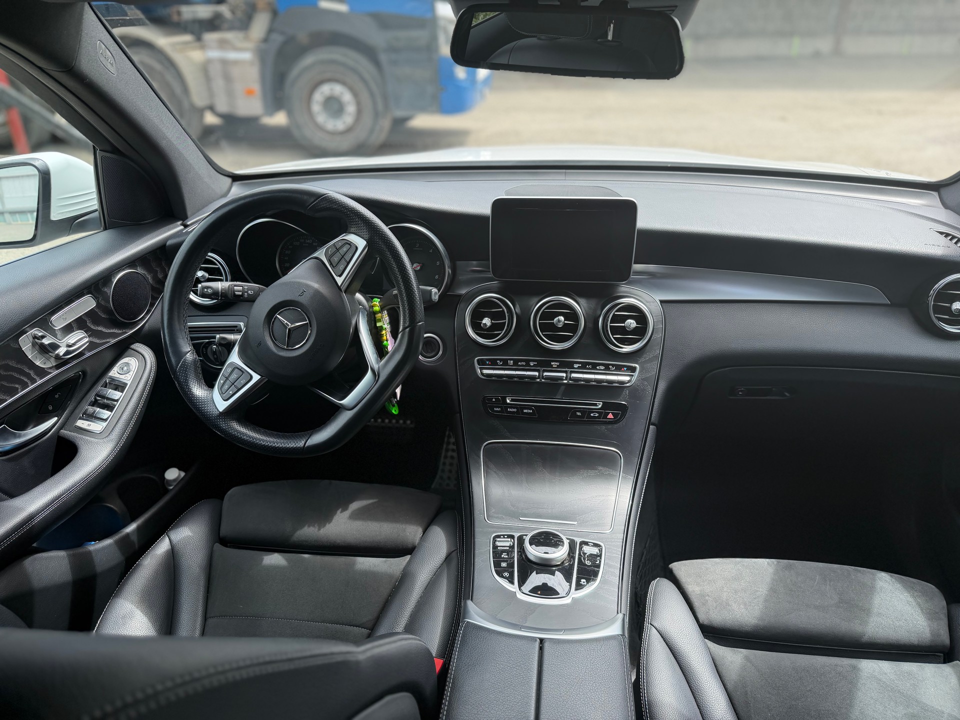 MERCEDES-BENZ GLC 220 d AMG Line 4m-image-3