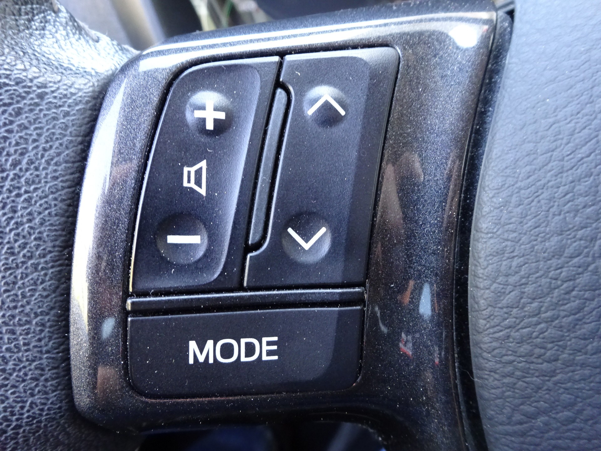 TOYOTA Yaris 1.5 VVT-i Hybrid Limited e-CVT-image-13