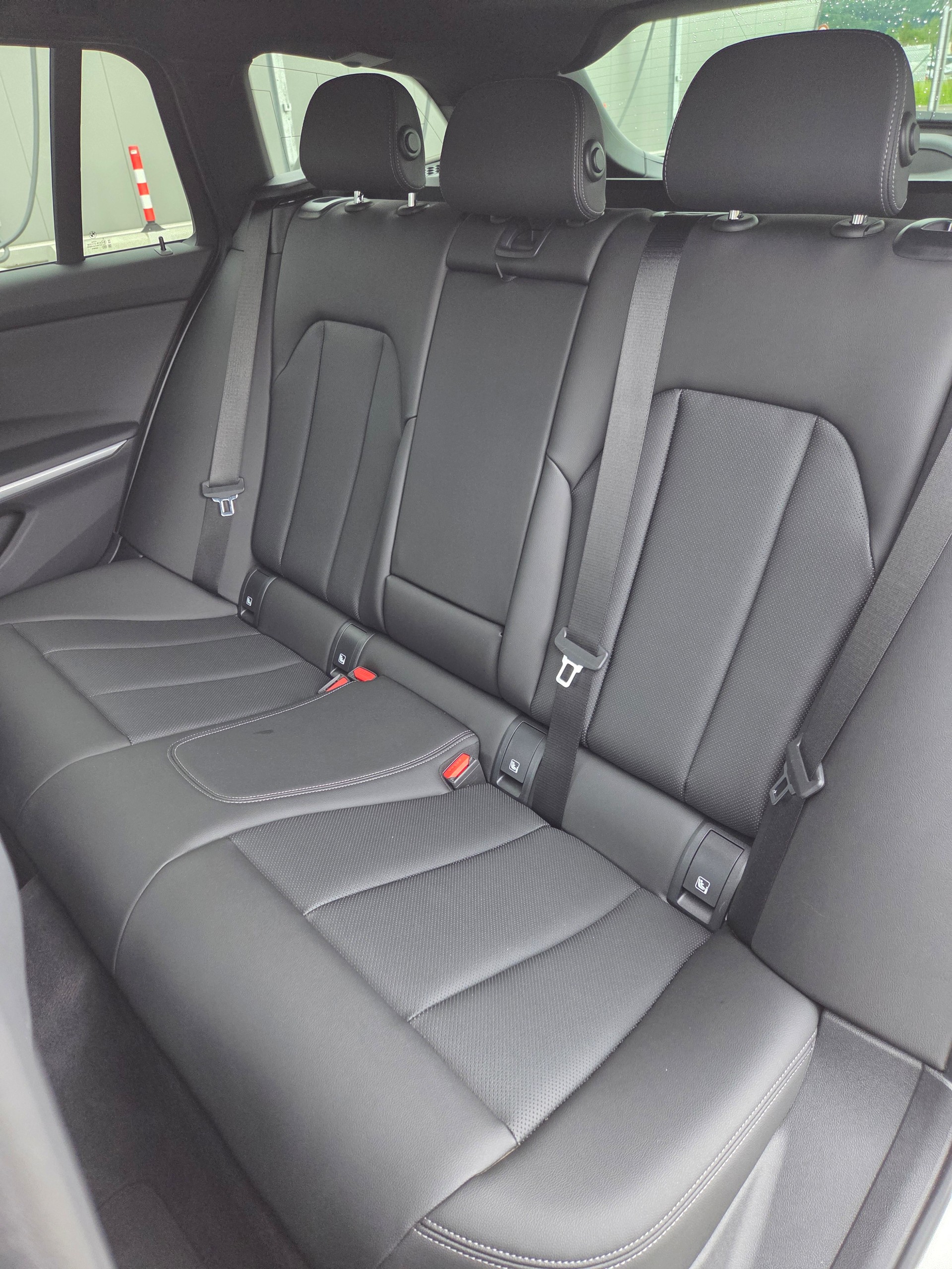 BMW 320d xDrive 48V Touring Steptronic M Sport-image-9