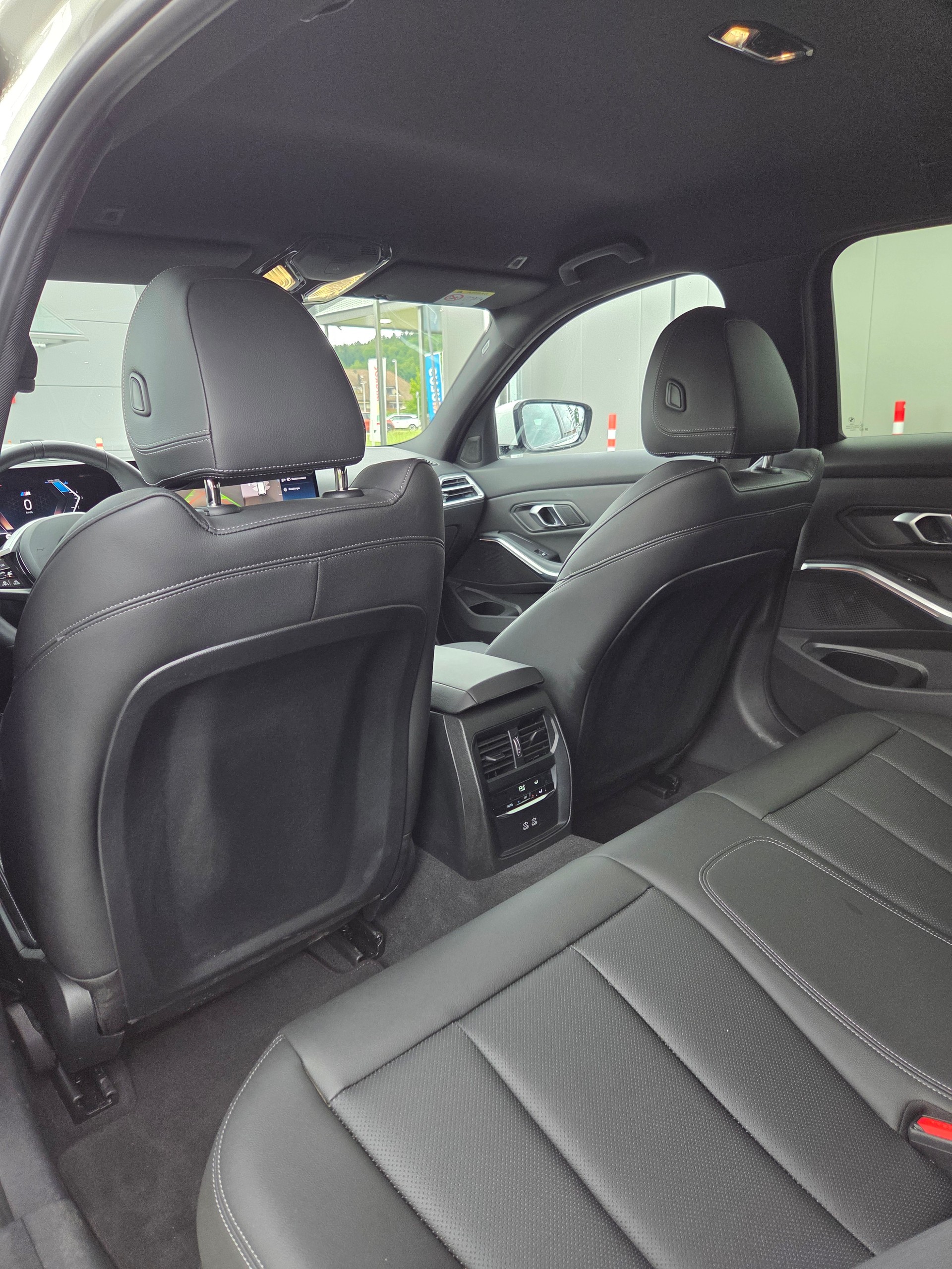 BMW 320d xDrive 48V Touring Steptronic M Sport-image-10