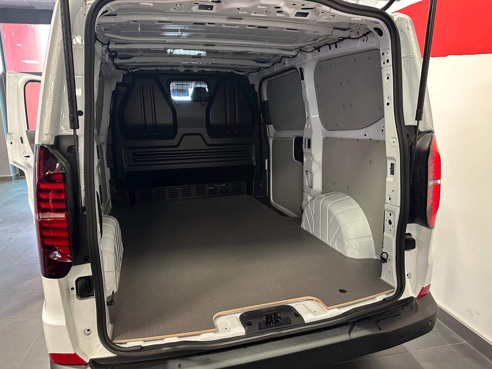 VW Transporter 2.0 TDI-image-13