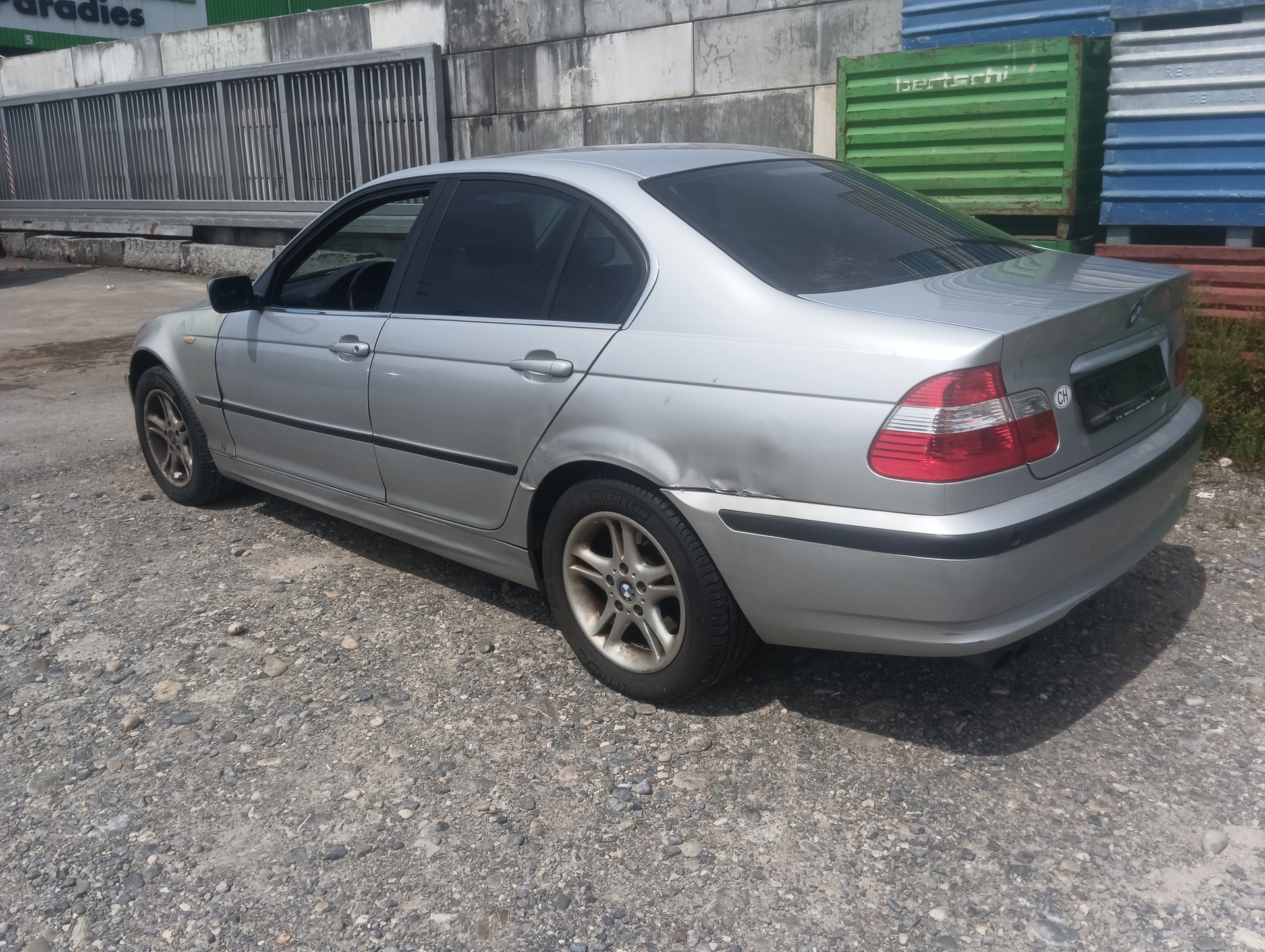 BMW 325xi-image-2