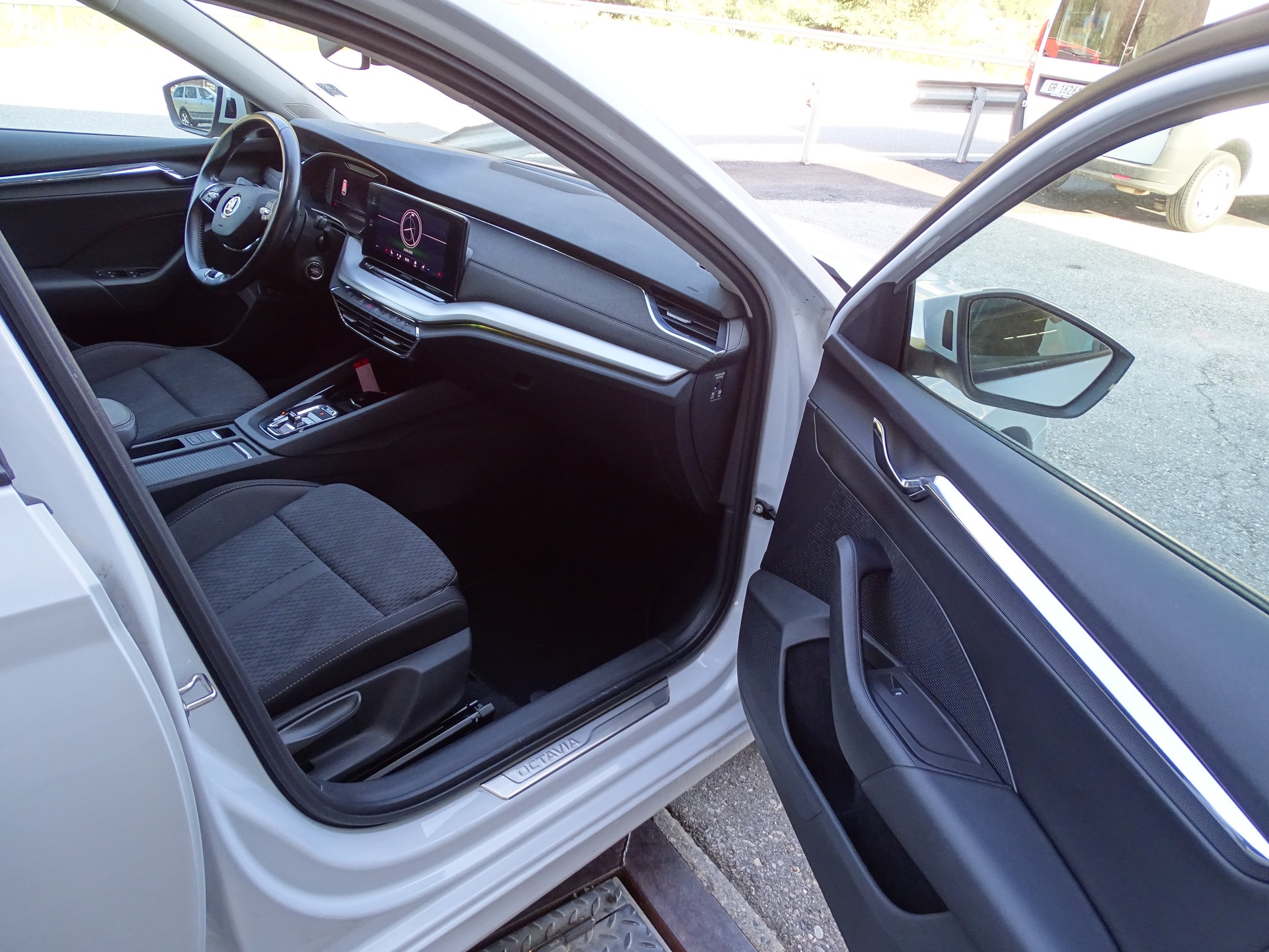 SKODA Octavia Combi 2.0 TDI DSG Style 4x4-image-10