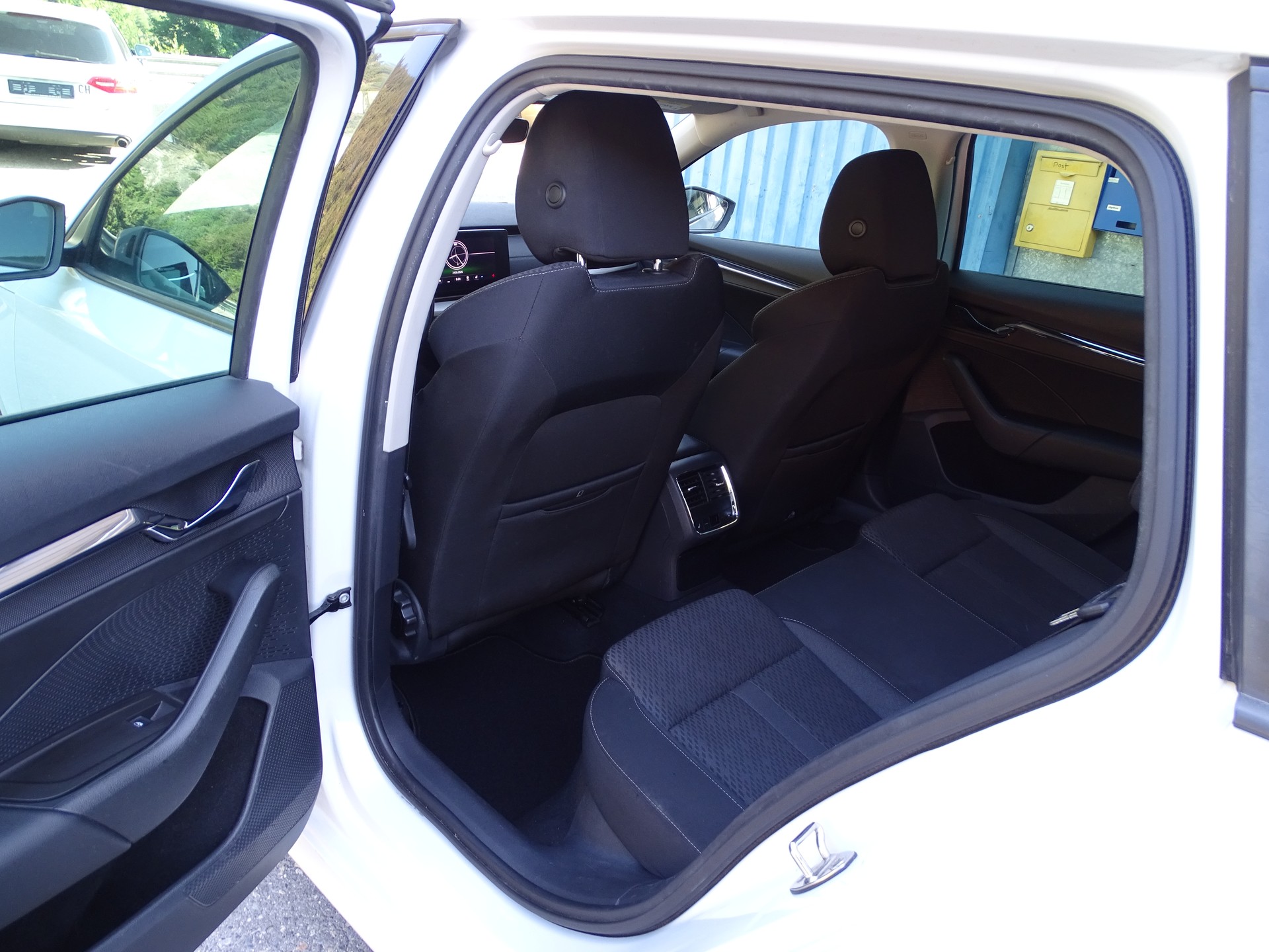 SKODA Octavia Combi 2.0 TDI DSG Style 4x4-image-8