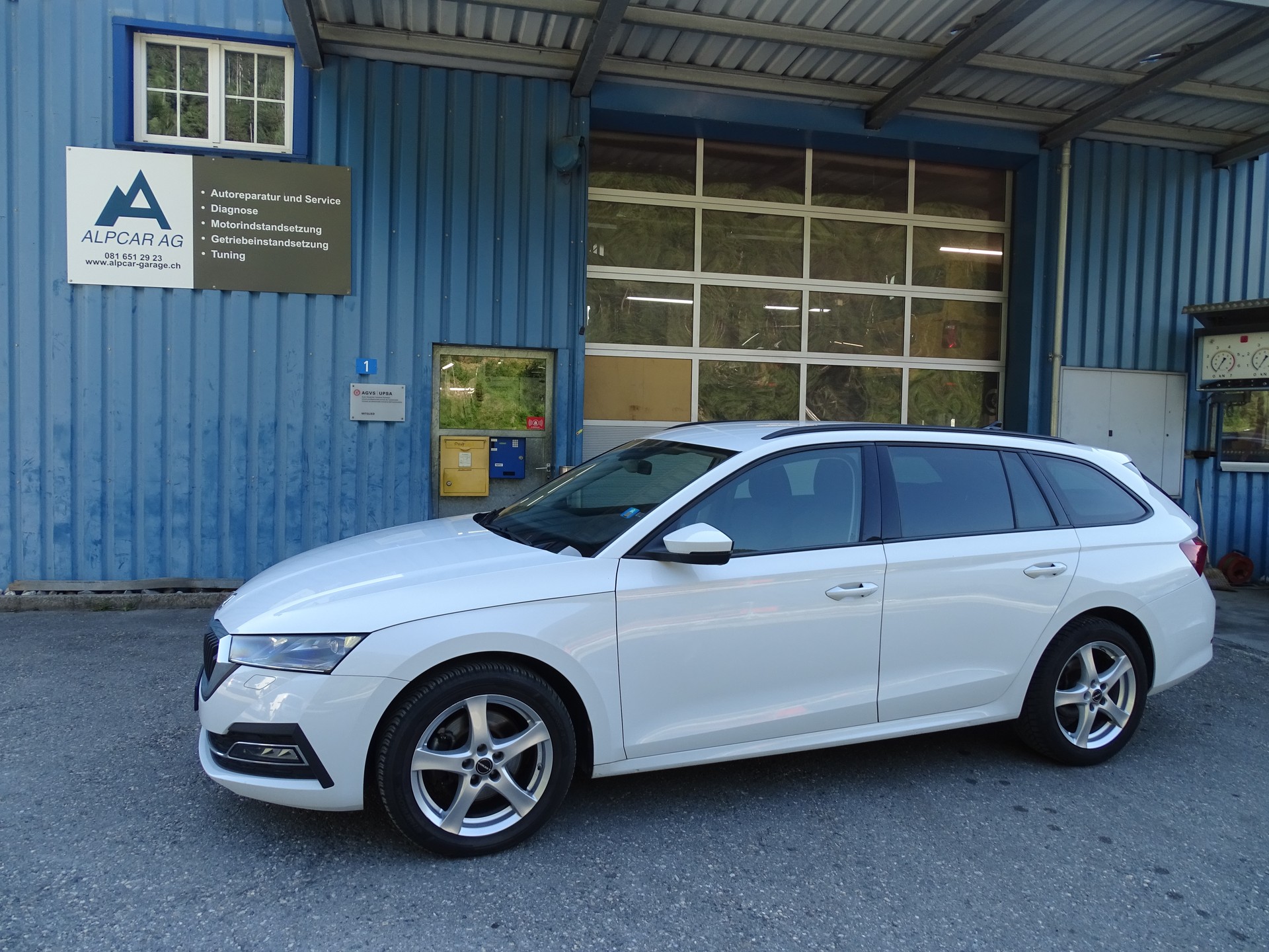 SKODA Octavia Combi 2.0 TDI DSG Style 4x4-image-0