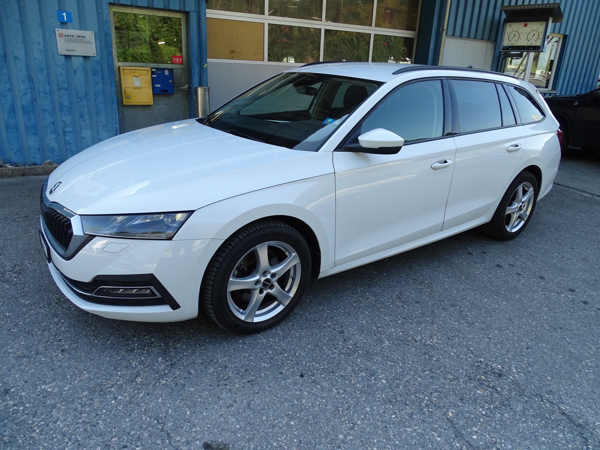 SKODA Octavia Combi 2.0 TDI DSG Style 4x4-image-2