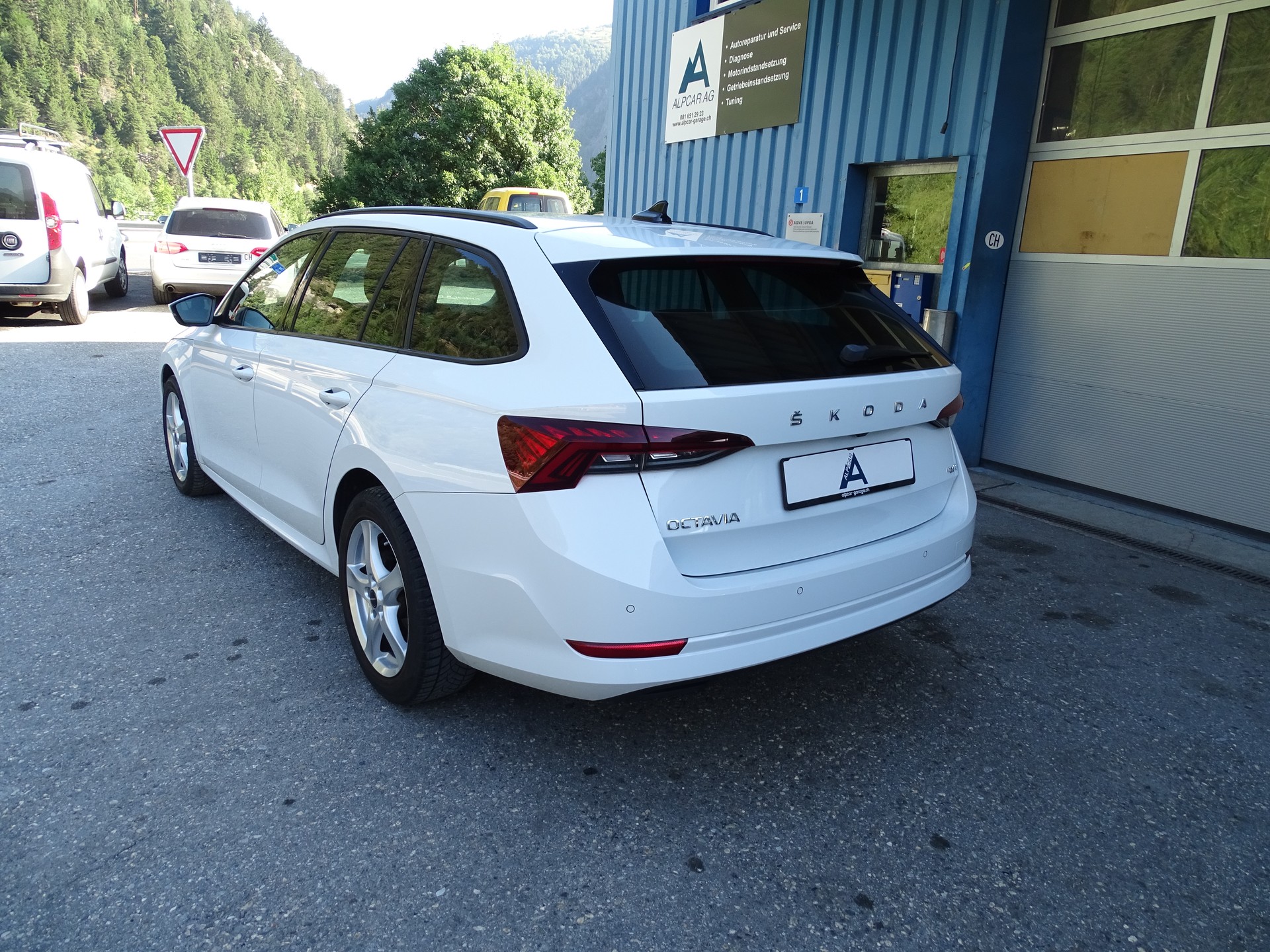 SKODA Octavia Combi 2.0 TDI DSG Style 4x4-image-3
