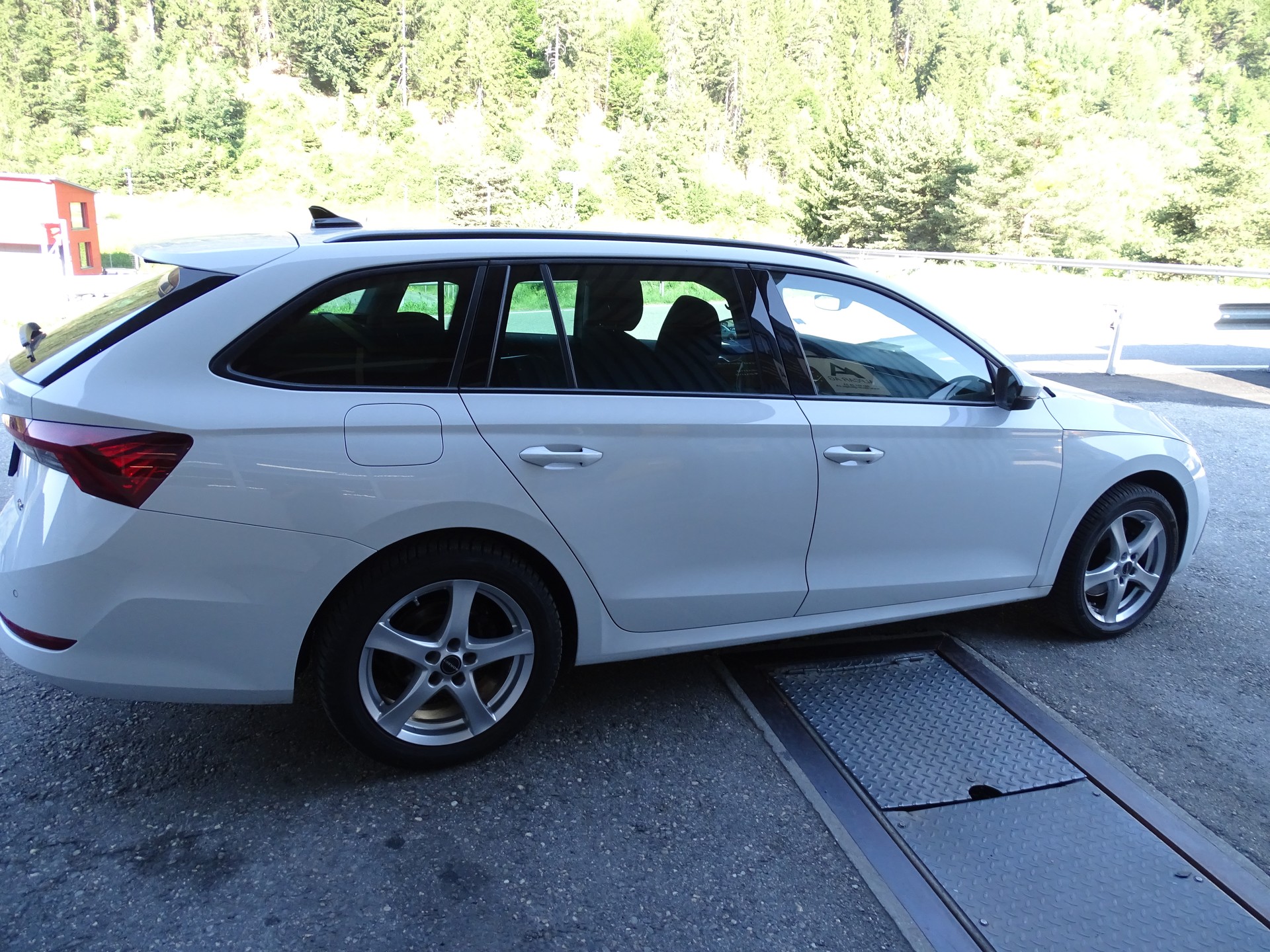 SKODA Octavia Combi 2.0 TDI DSG Style 4x4-image-5