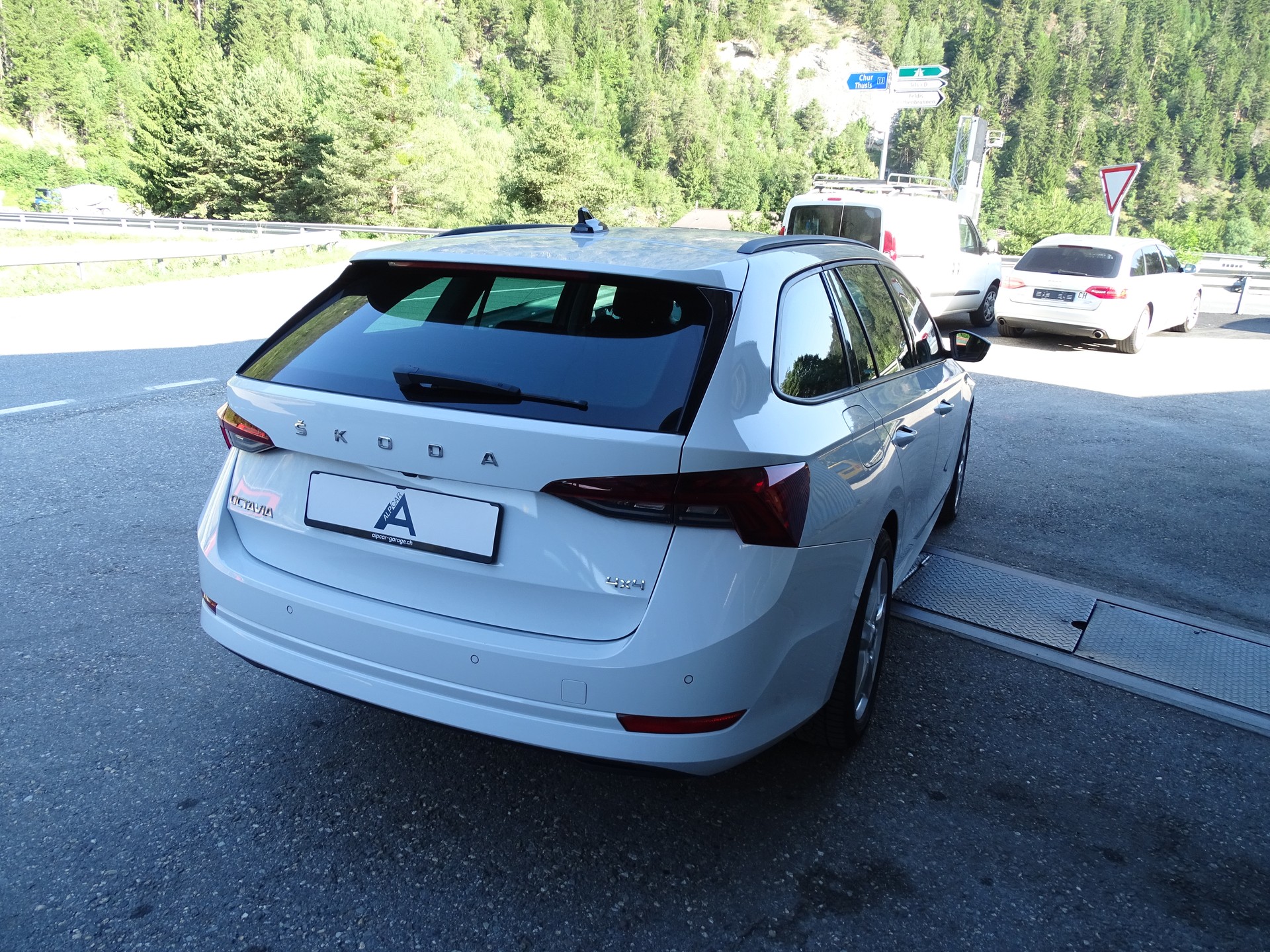 SKODA Octavia Combi 2.0 TDI DSG Style 4x4-image-4