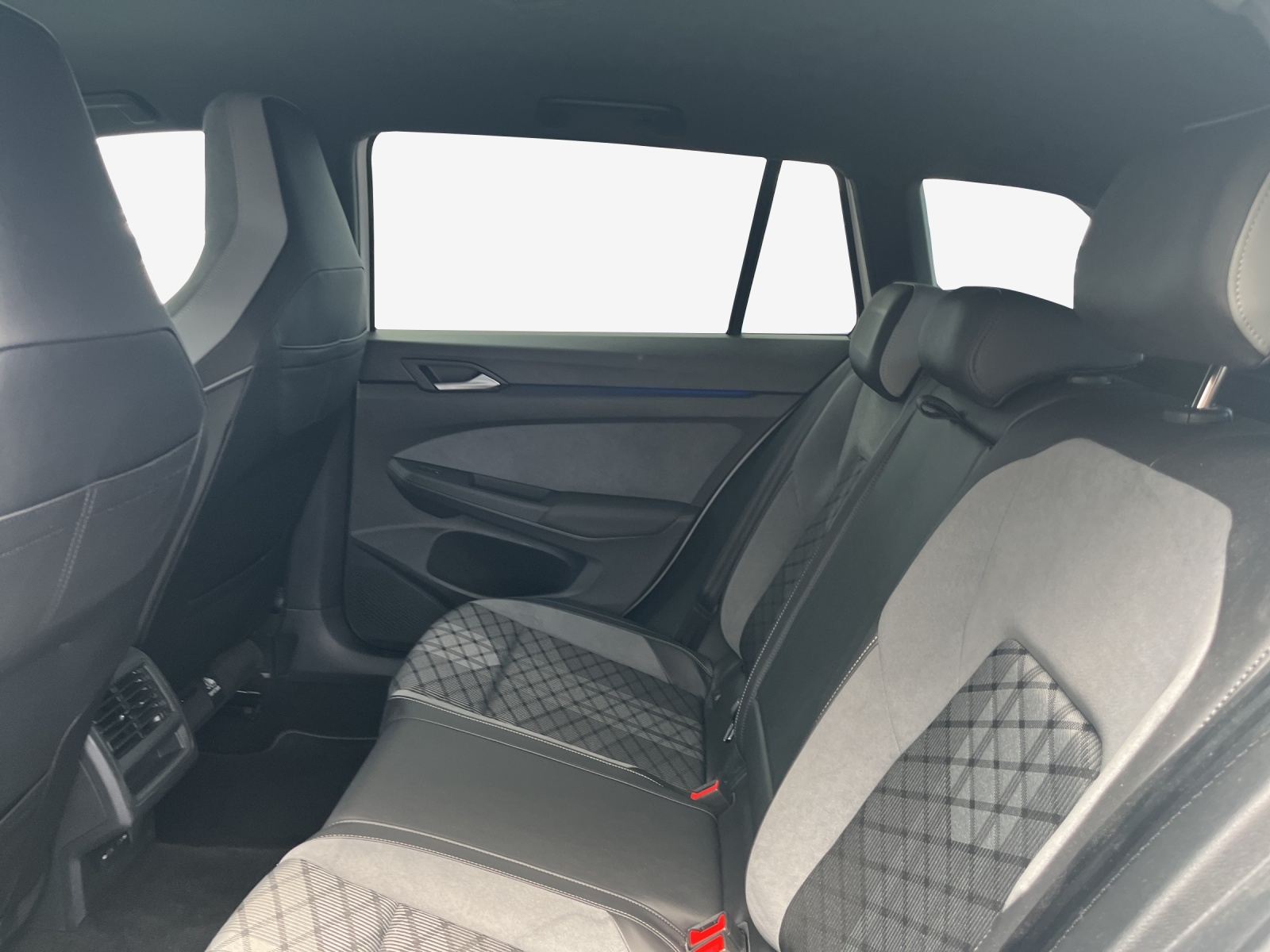 VW Golf Variant 1.5 eTSI mHEV R-Line-image-9