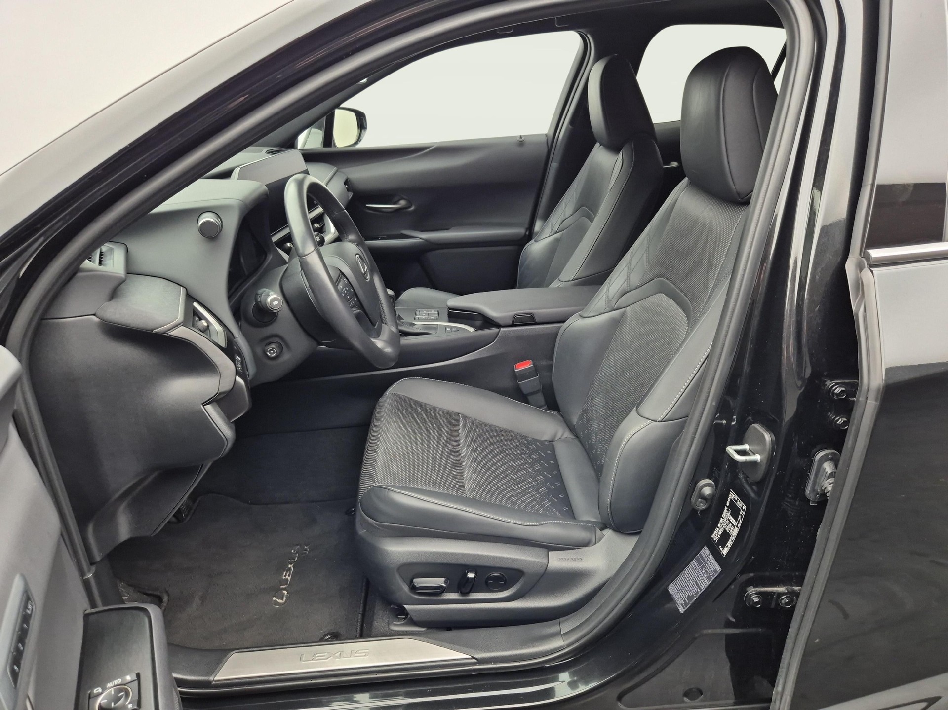 LEXUS UX 250h Excellence-image-2
