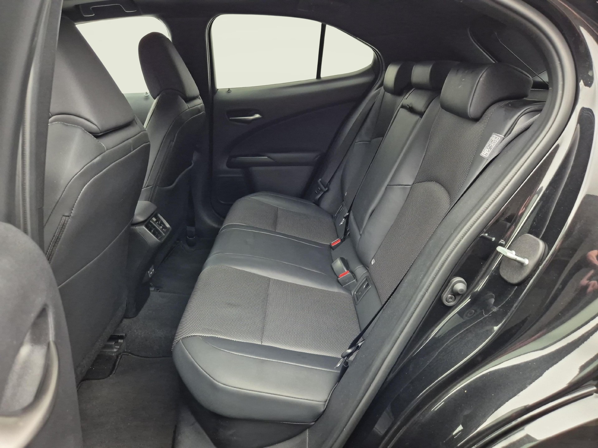 LEXUS UX 250h Excellence-showroom-element-3