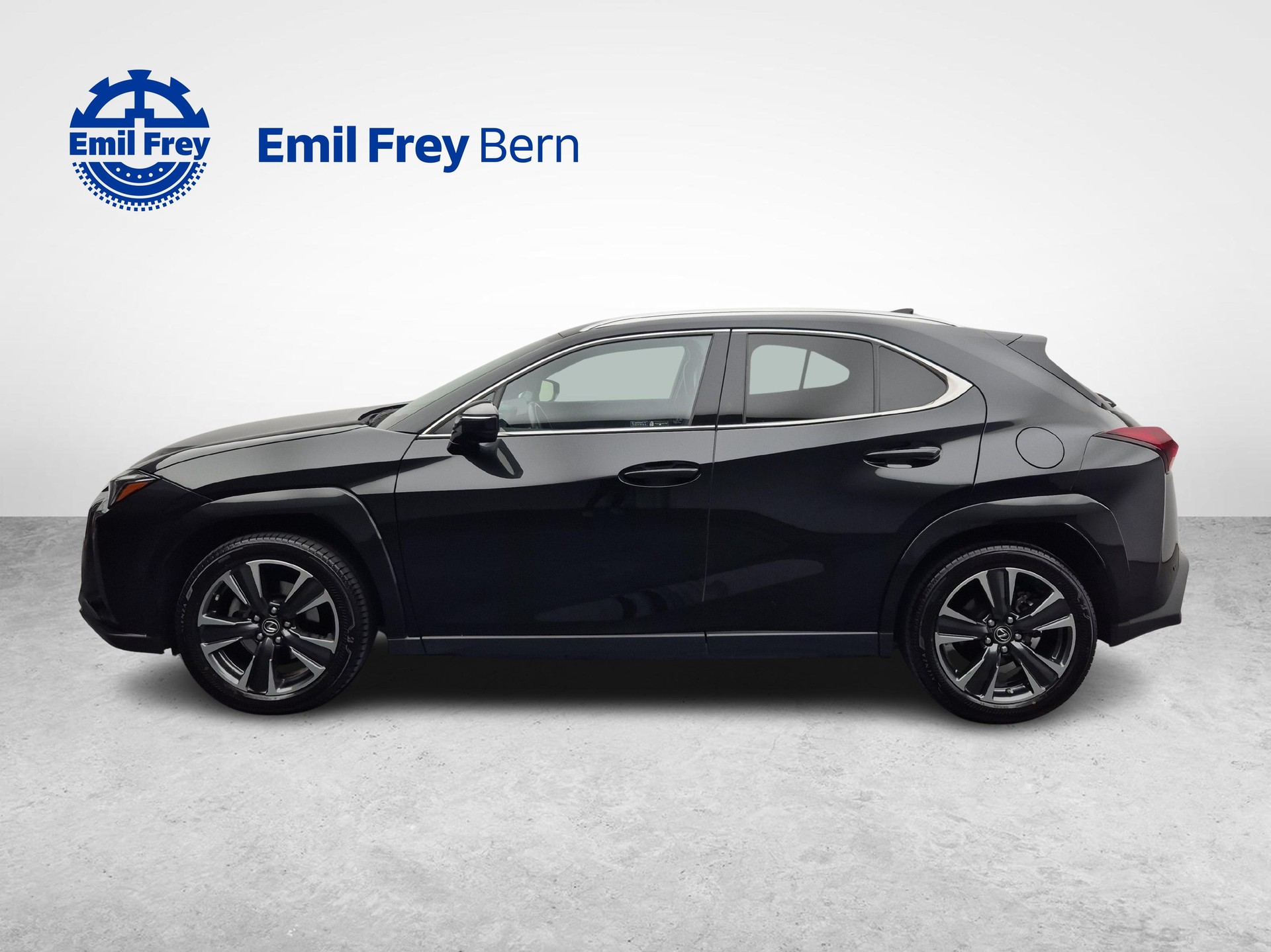 LEXUS UX 250h Excellence-showroom-element-1