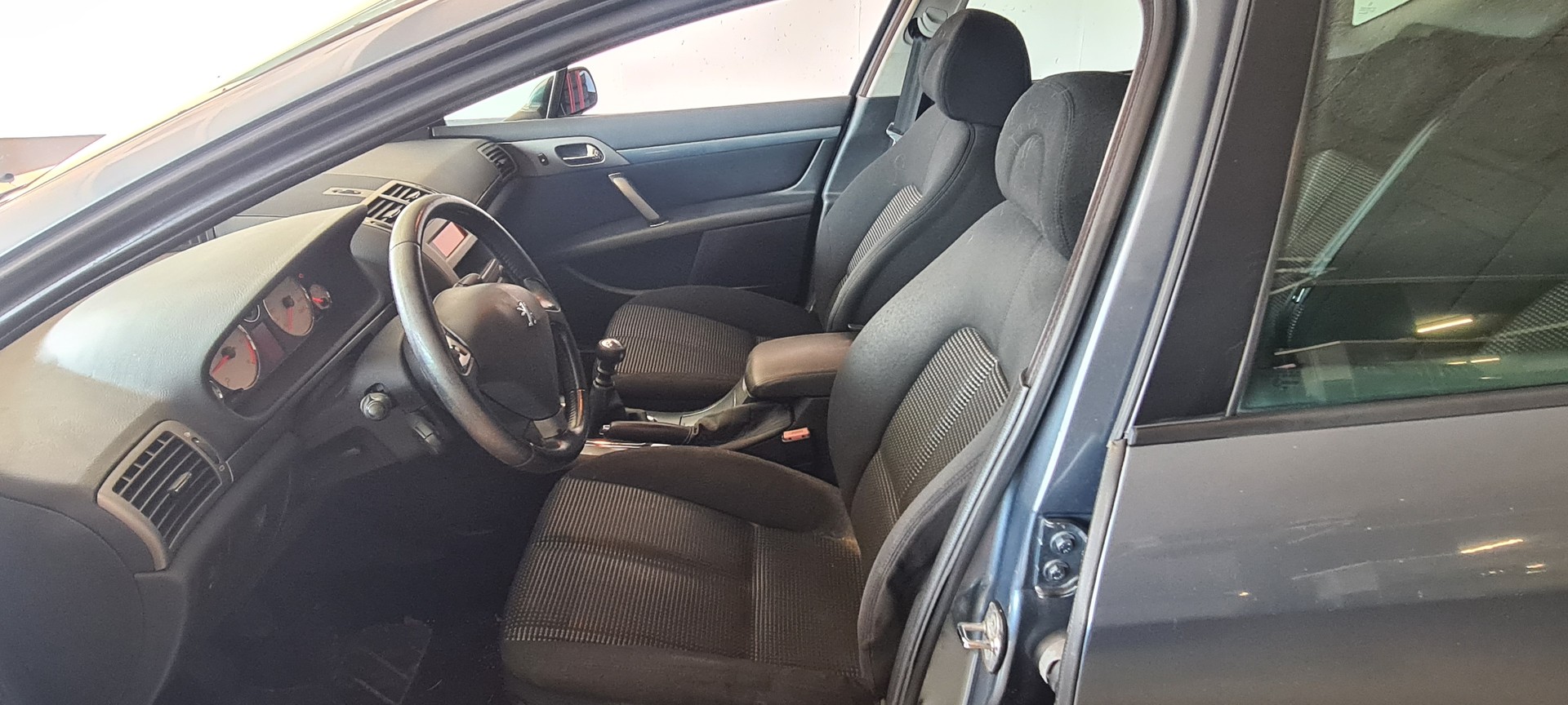 PEUGEOT 407 SW 2.0 HDI ST Executive-image-7