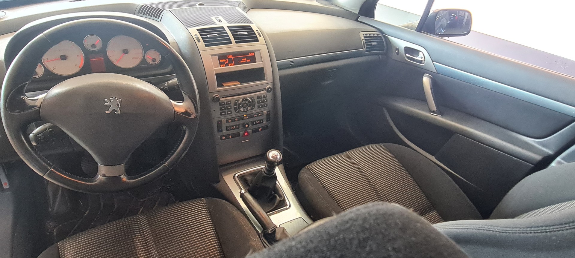 PEUGEOT 407 SW 2.0 HDI ST Executive-image-10