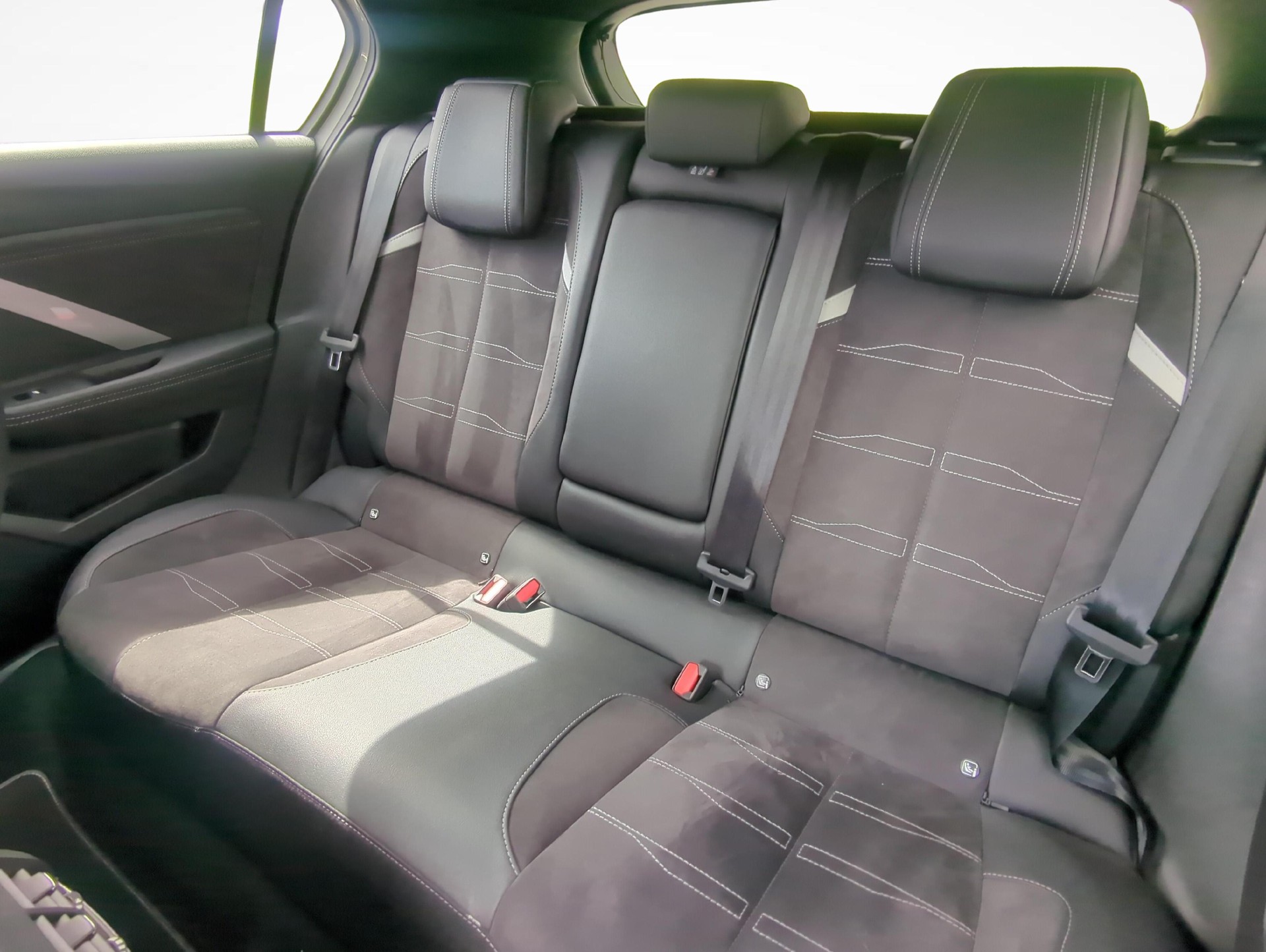 OPEL Astra 1.6 T PHEV 180 Swiss Premium-image-11