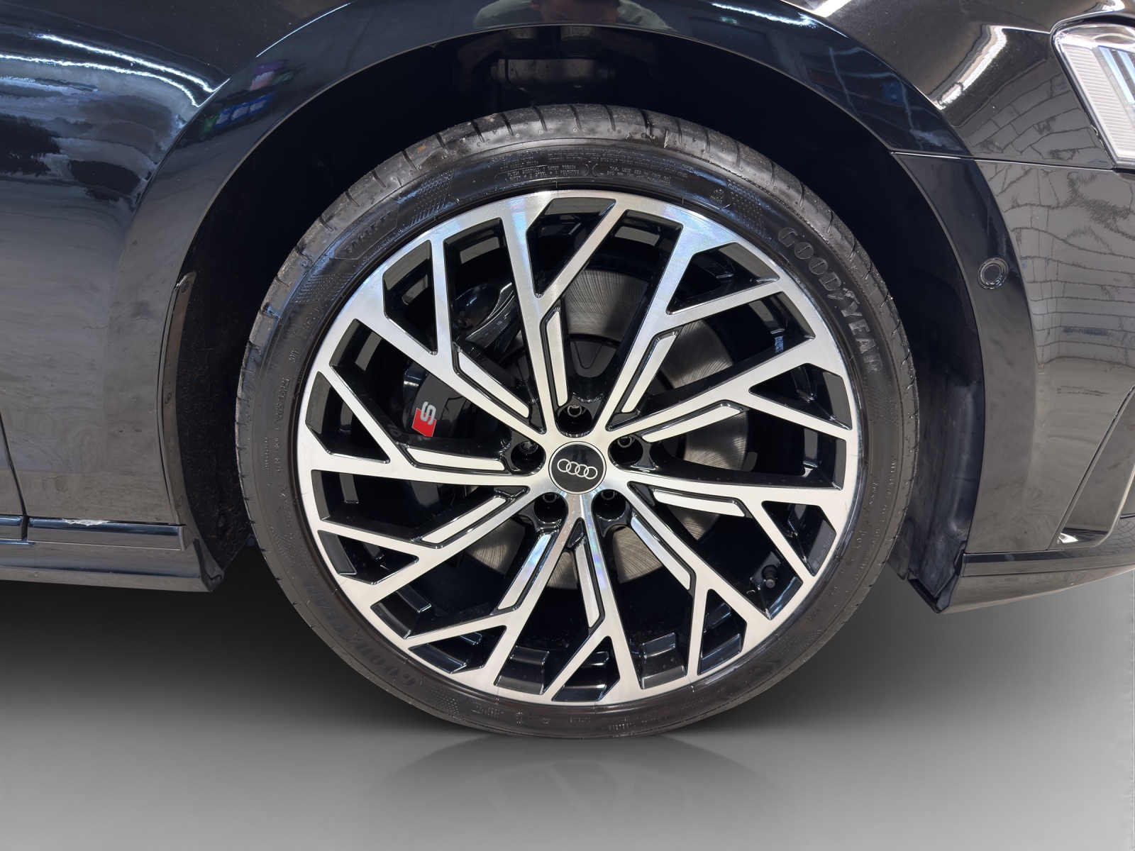 AUDI S8 TFSI quattro tiptronic-image-13