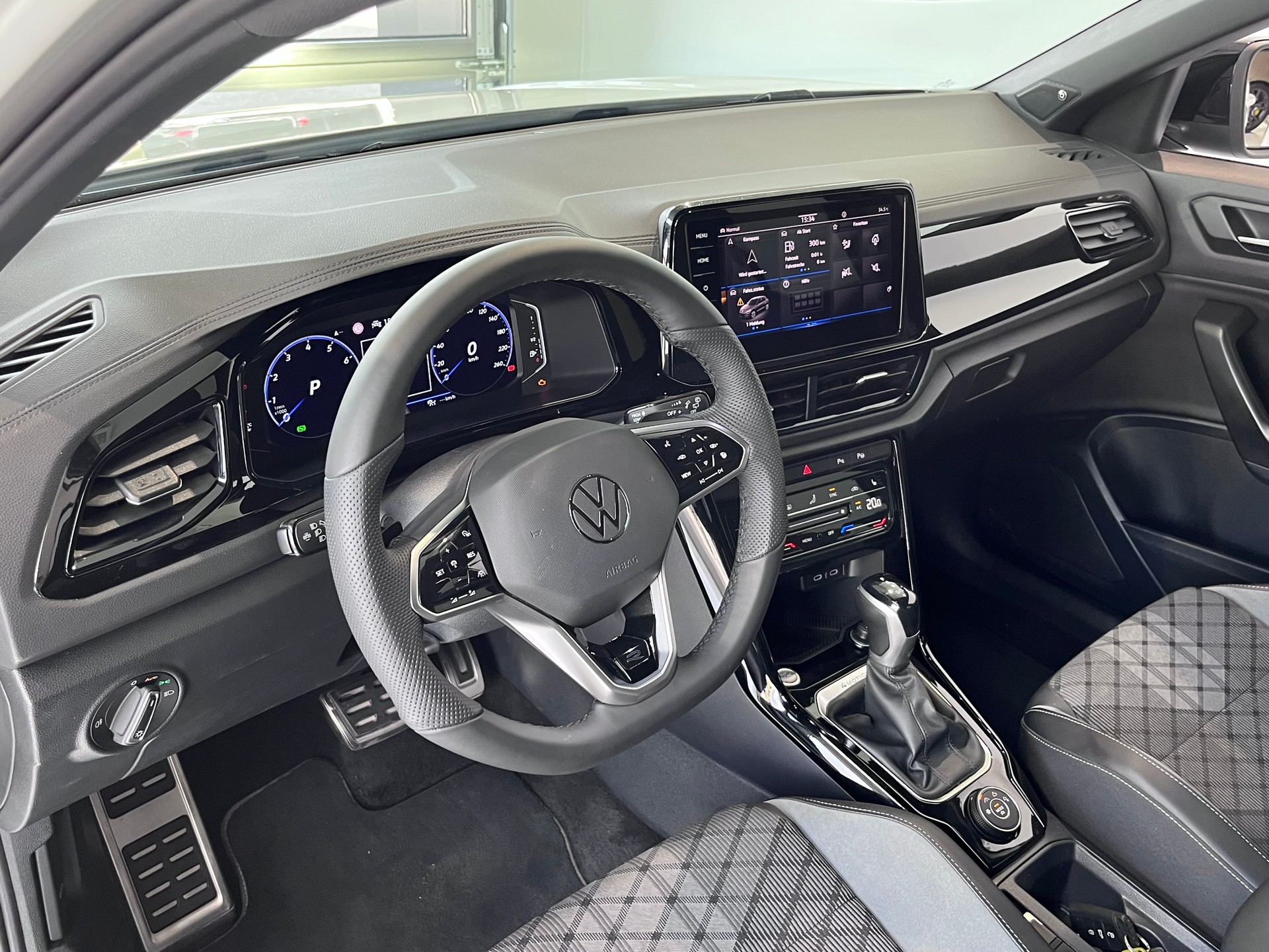 VW T-Roc 2.0 TSI R-Line DSG 4Motion-image-4