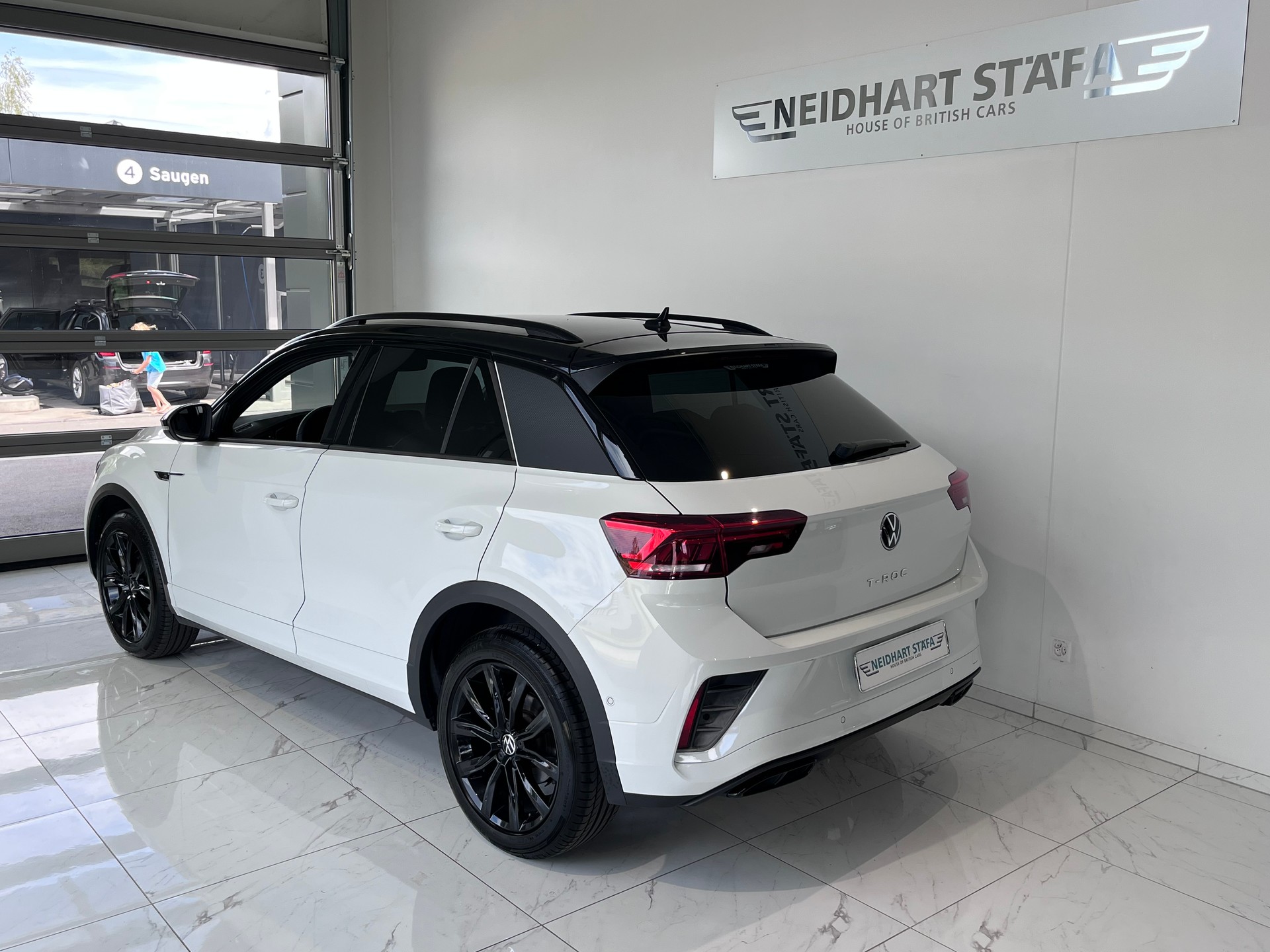 VW T-Roc 2.0 TSI R-Line DSG 4Motion-image-2