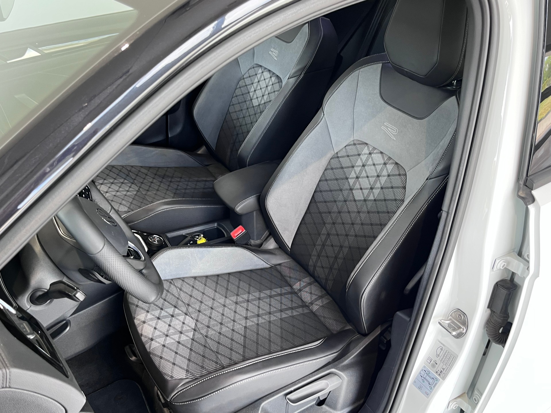 VW T-Roc 2.0 TSI R-Line DSG 4Motion-image-5