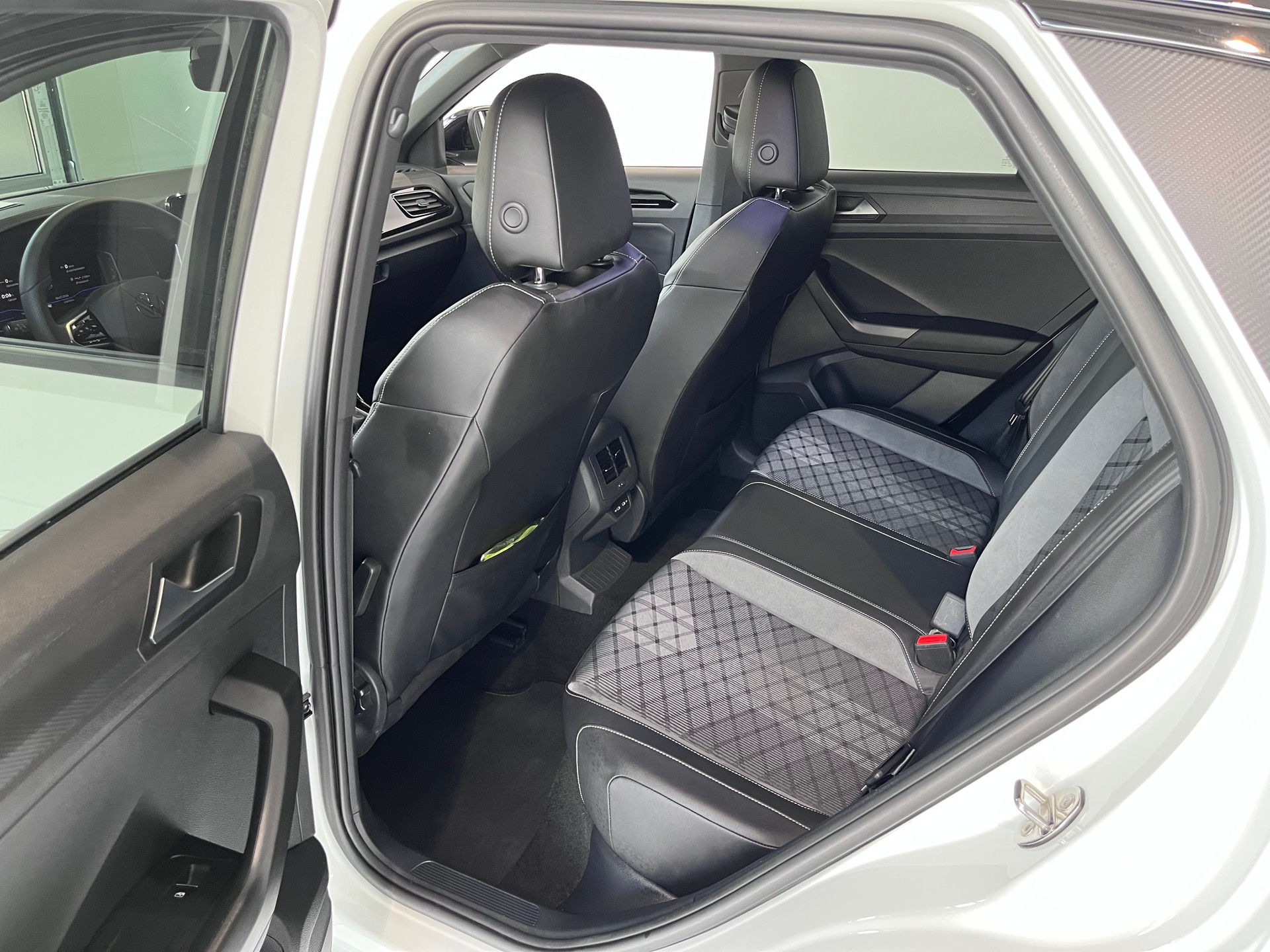VW T-Roc 2.0 TSI R-Line DSG 4Motion-image-6