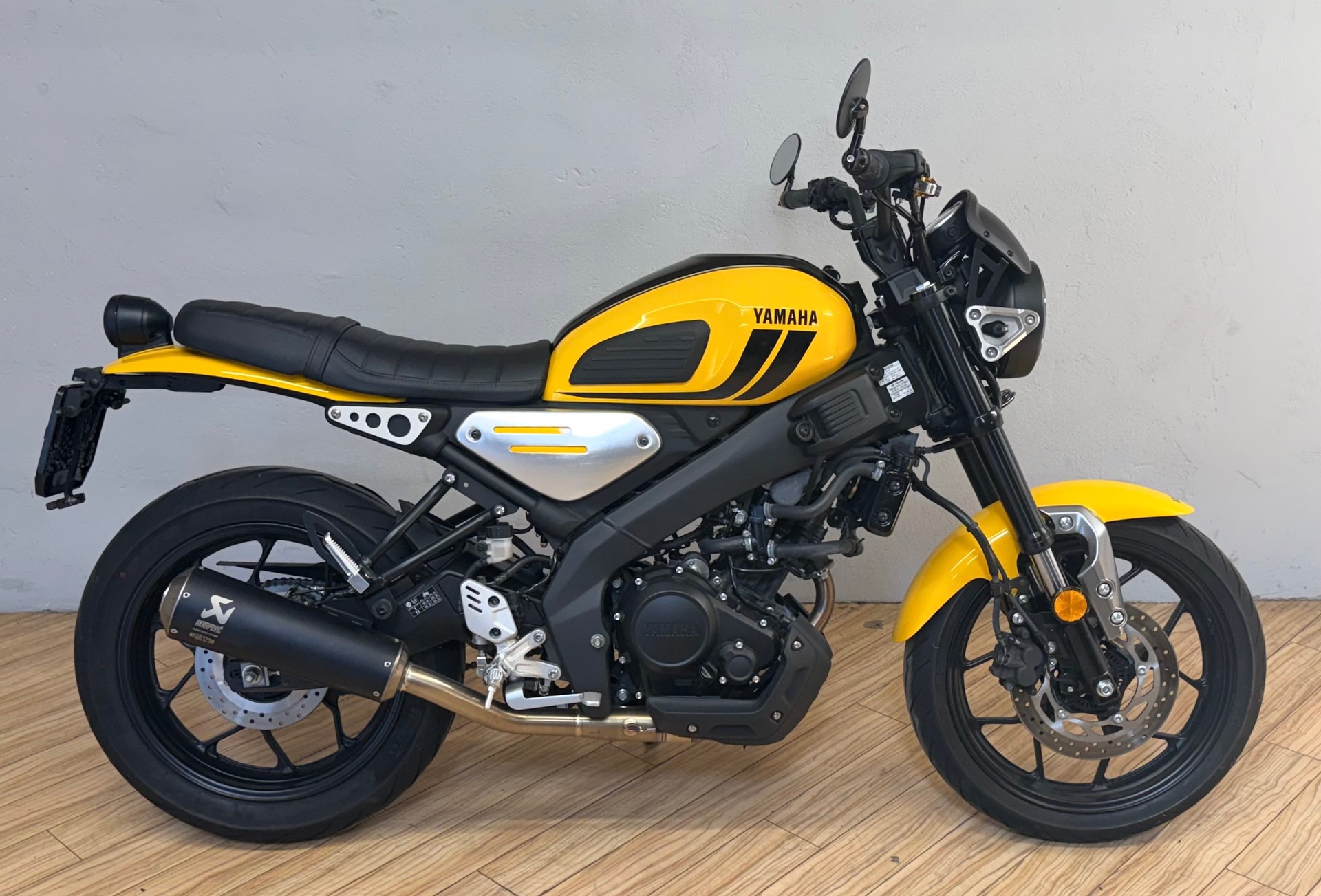 YAMAHA XSR 125-showroom-element-1