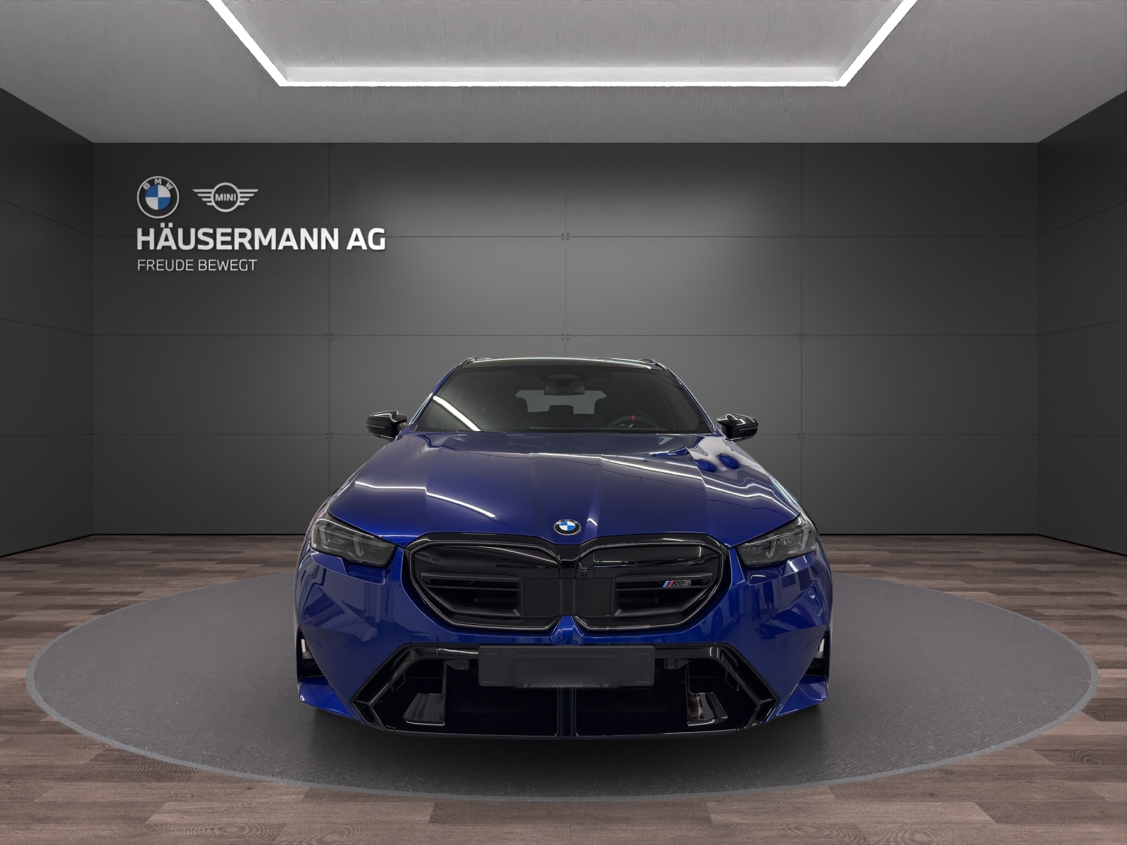 BMW M5 xDrive Touring-showroom-element-1