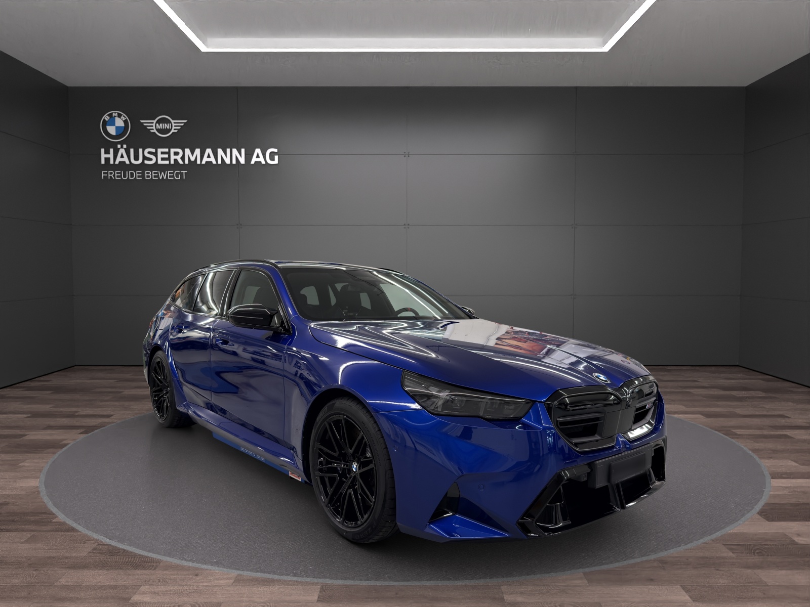 BMW M5 xDrive Touring-showroom-element-2