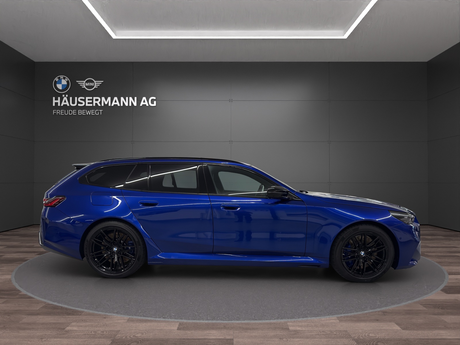 BMW M5 xDrive Touring-showroom-element-3
